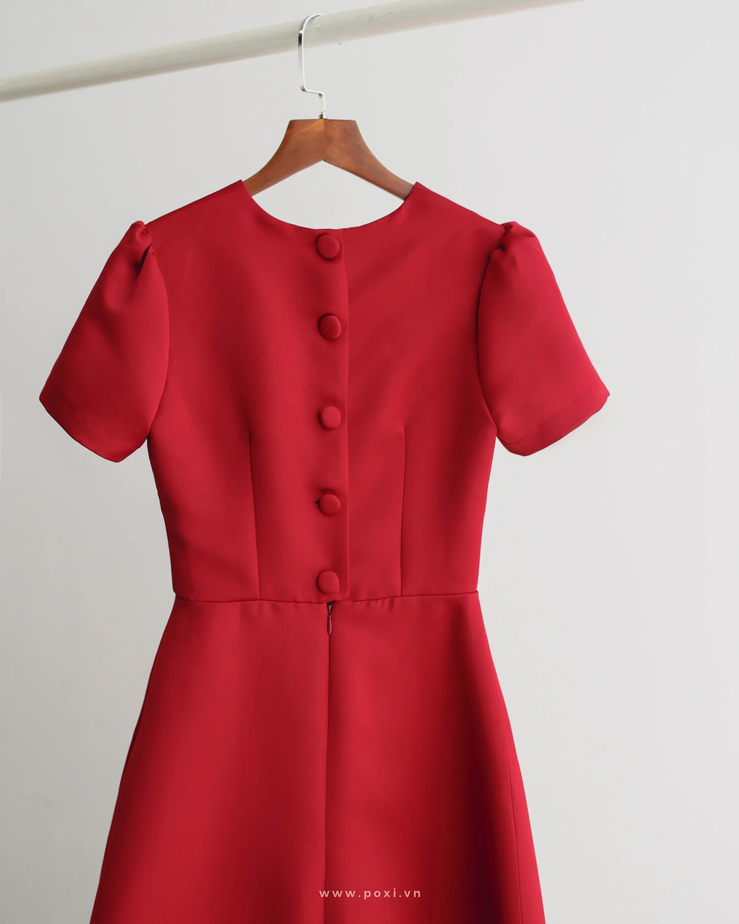 Đầm cổ tròn tay ngắn nhún nhẹ đầu vai, cài nút giữa lưng sau - D1500D