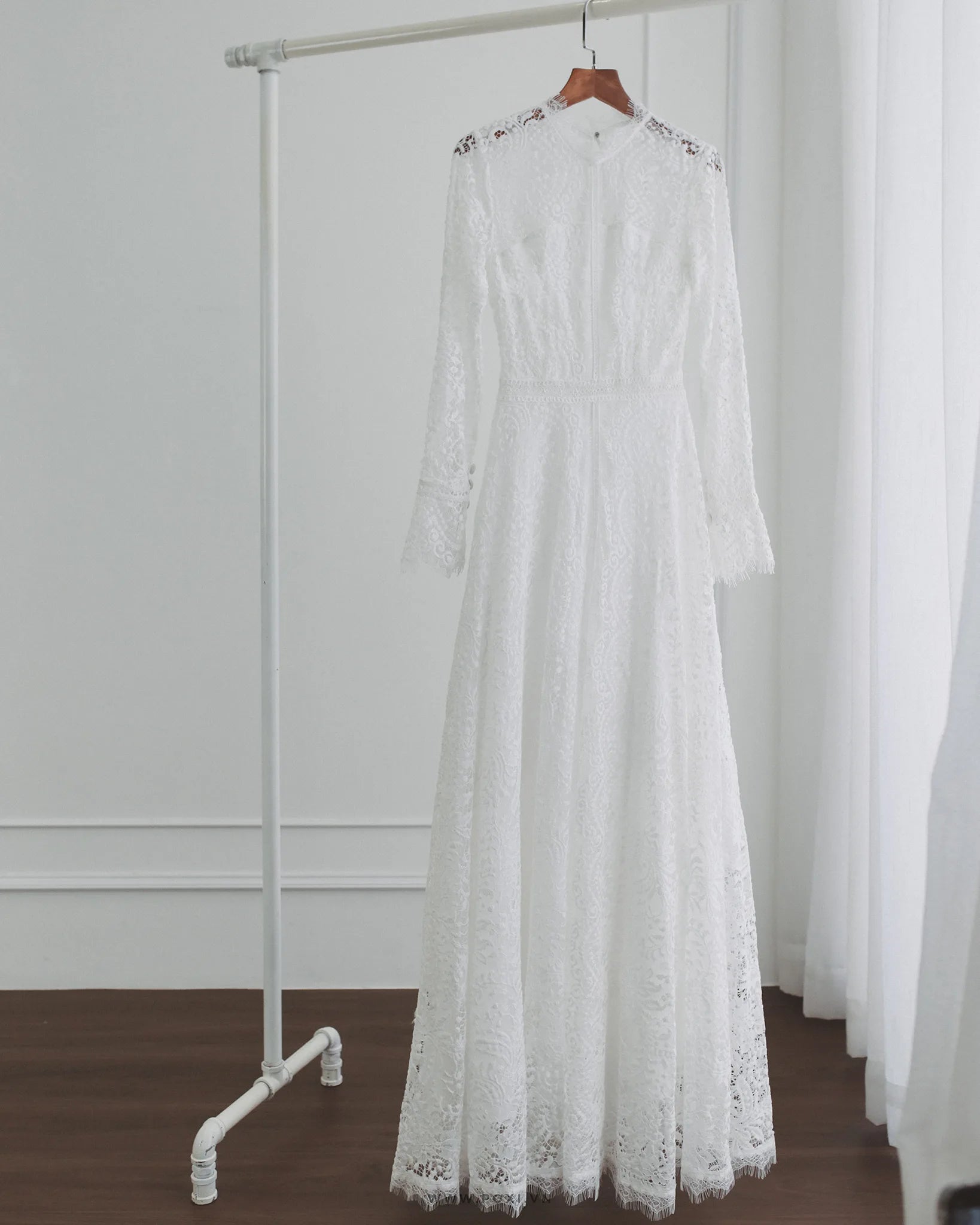 Lace wedding dress with crew neck and long sleeves - D750C - POXI