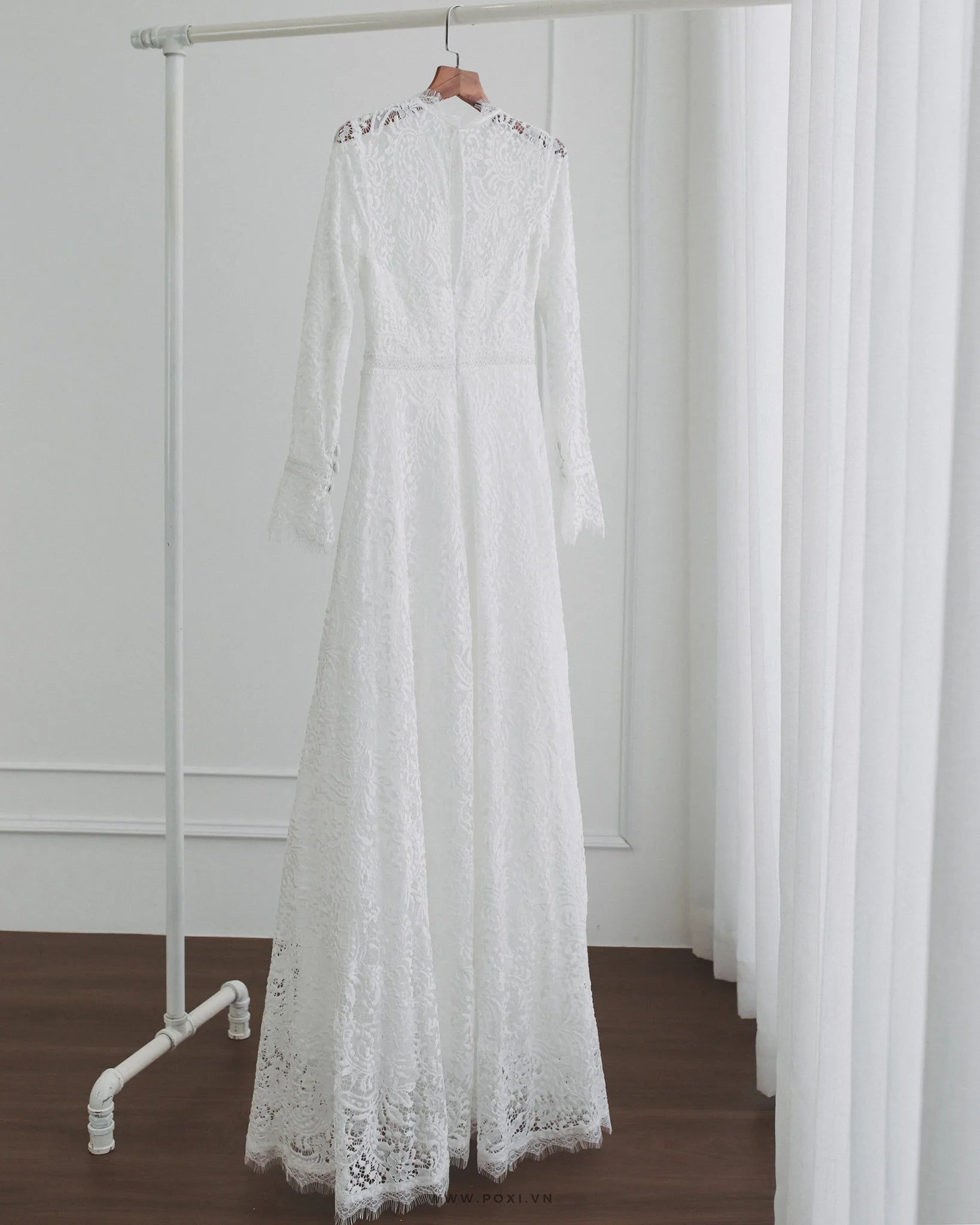 Lace wedding dress with crew neck and long sleeves - D750C - POXI