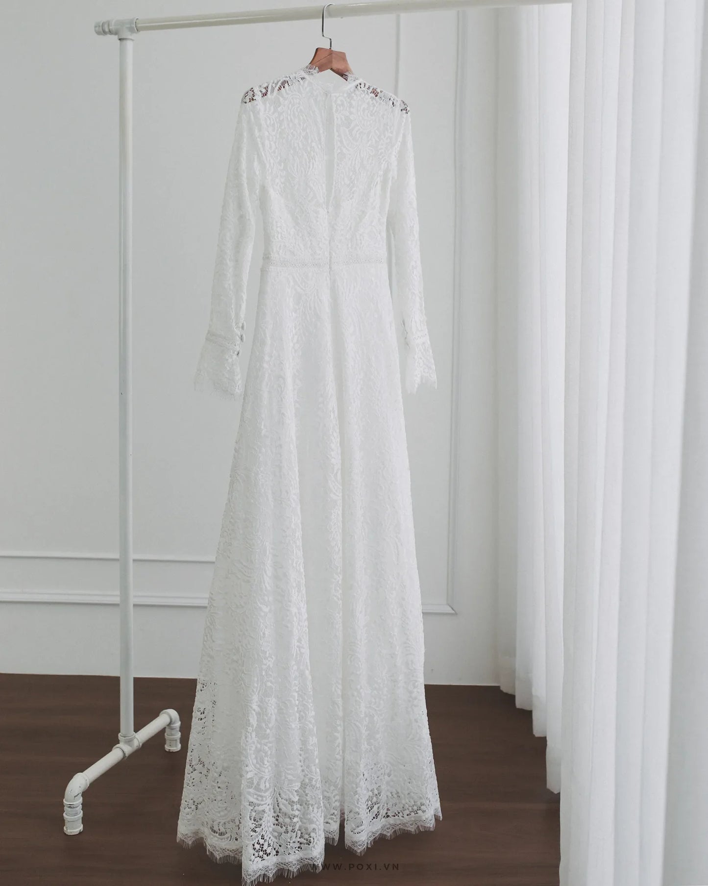 Lace wedding dress with crew neck and long sleeves - D750C - POXI