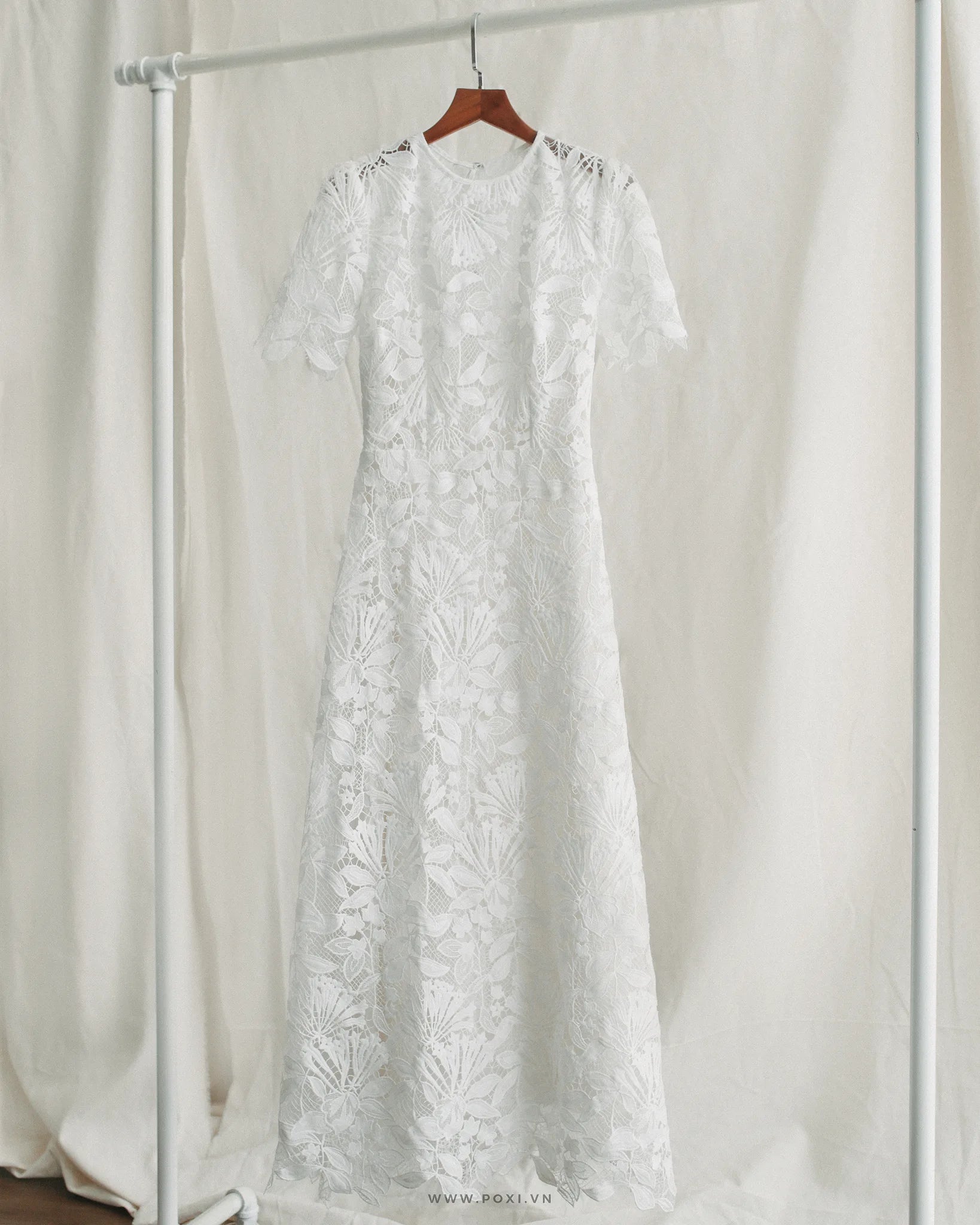 Lace simplicity wedding dress with an A-line skirt and short sleeves - D1697 - POXI