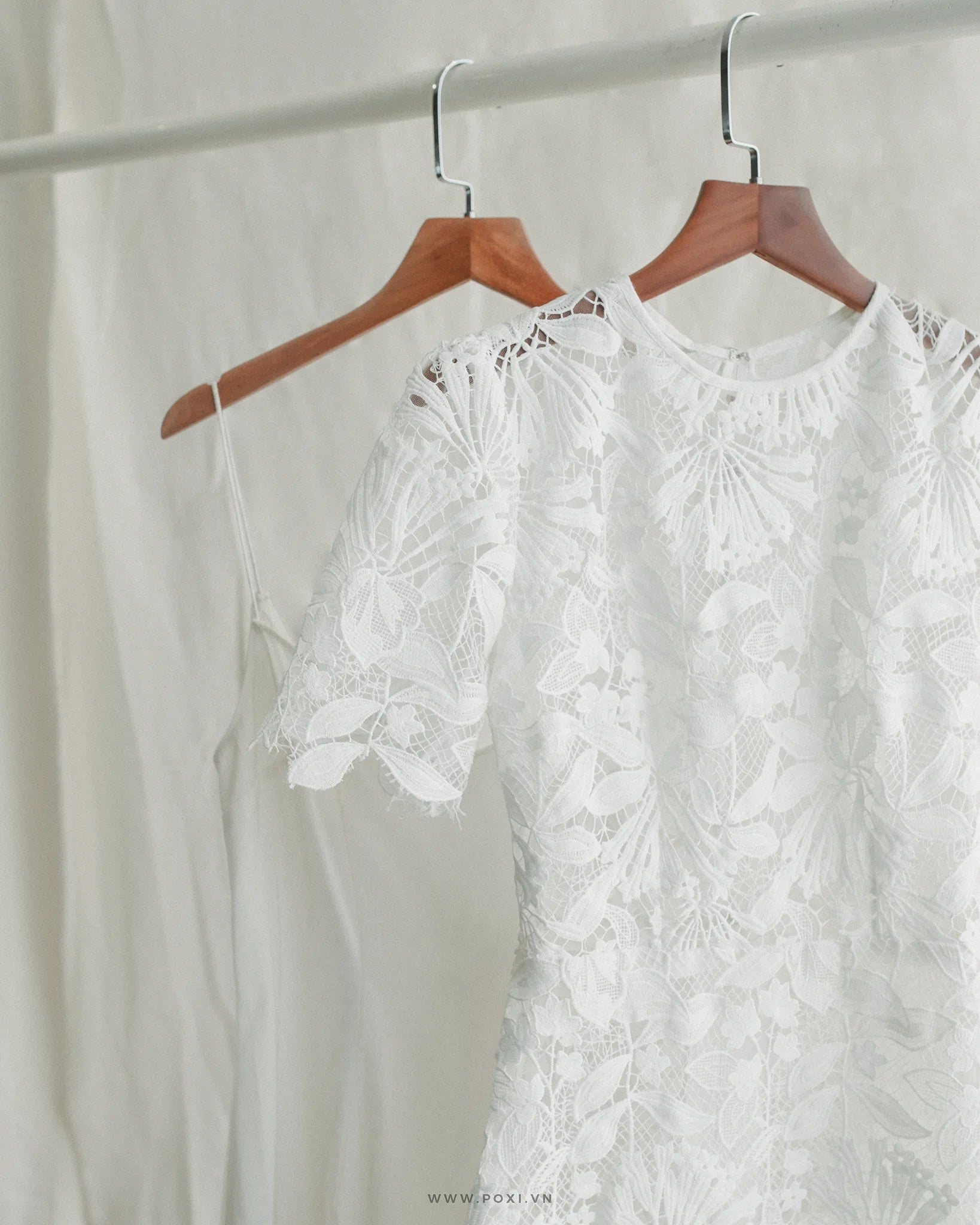 Lace simplicity wedding dress with an A-line skirt and short sleeves - D1697 - POXI