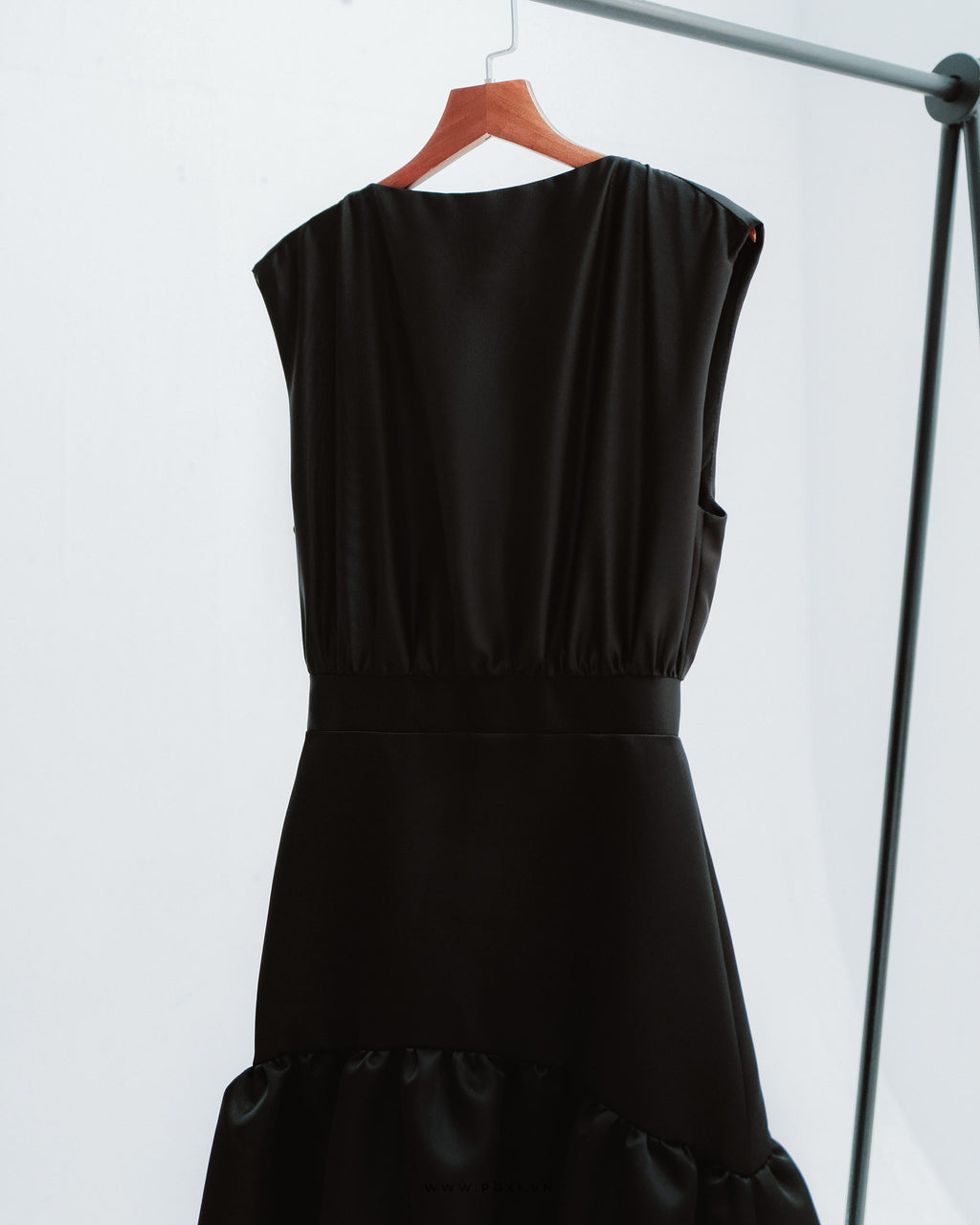 Minimalist black party dress with crew neck and mullet skirt - D1811 - POXI