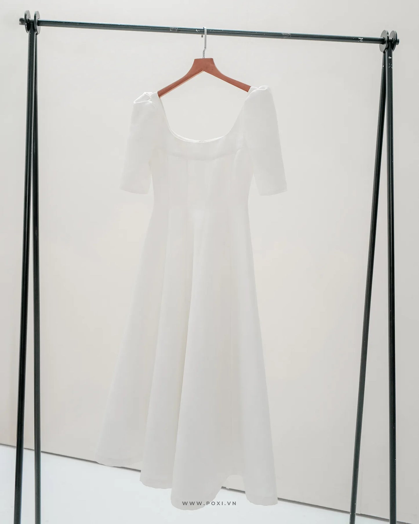 Simple party dress with gentle off-white color and fluttering flared skirt - D1680B - POXI
