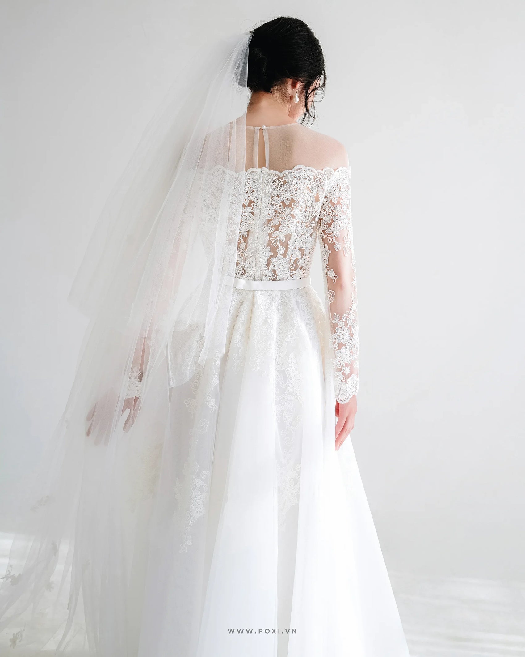 Đầm ren cổ tròn tay dài và dáng váy xòe - D1746B