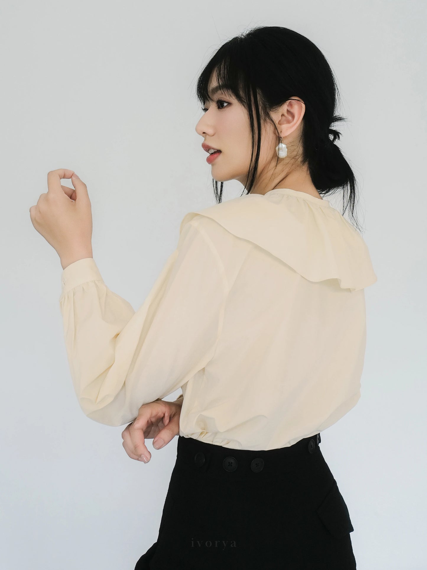 Áo sơ mi màu kem vàng, bèo cổ xếp ly và tay dài - SH9983