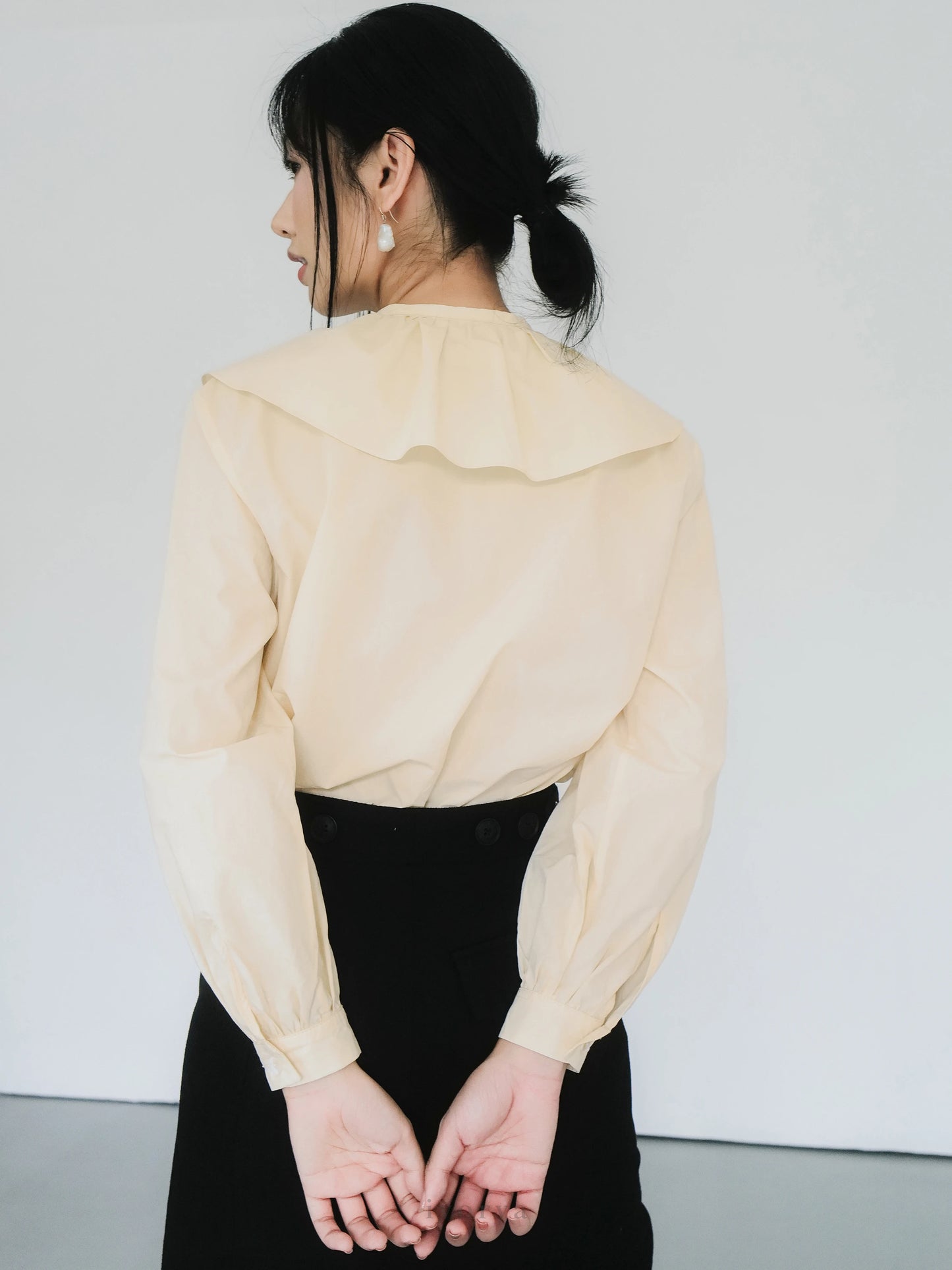 Áo sơ mi màu kem vàng, bèo cổ xếp ly và tay dài - SH9983