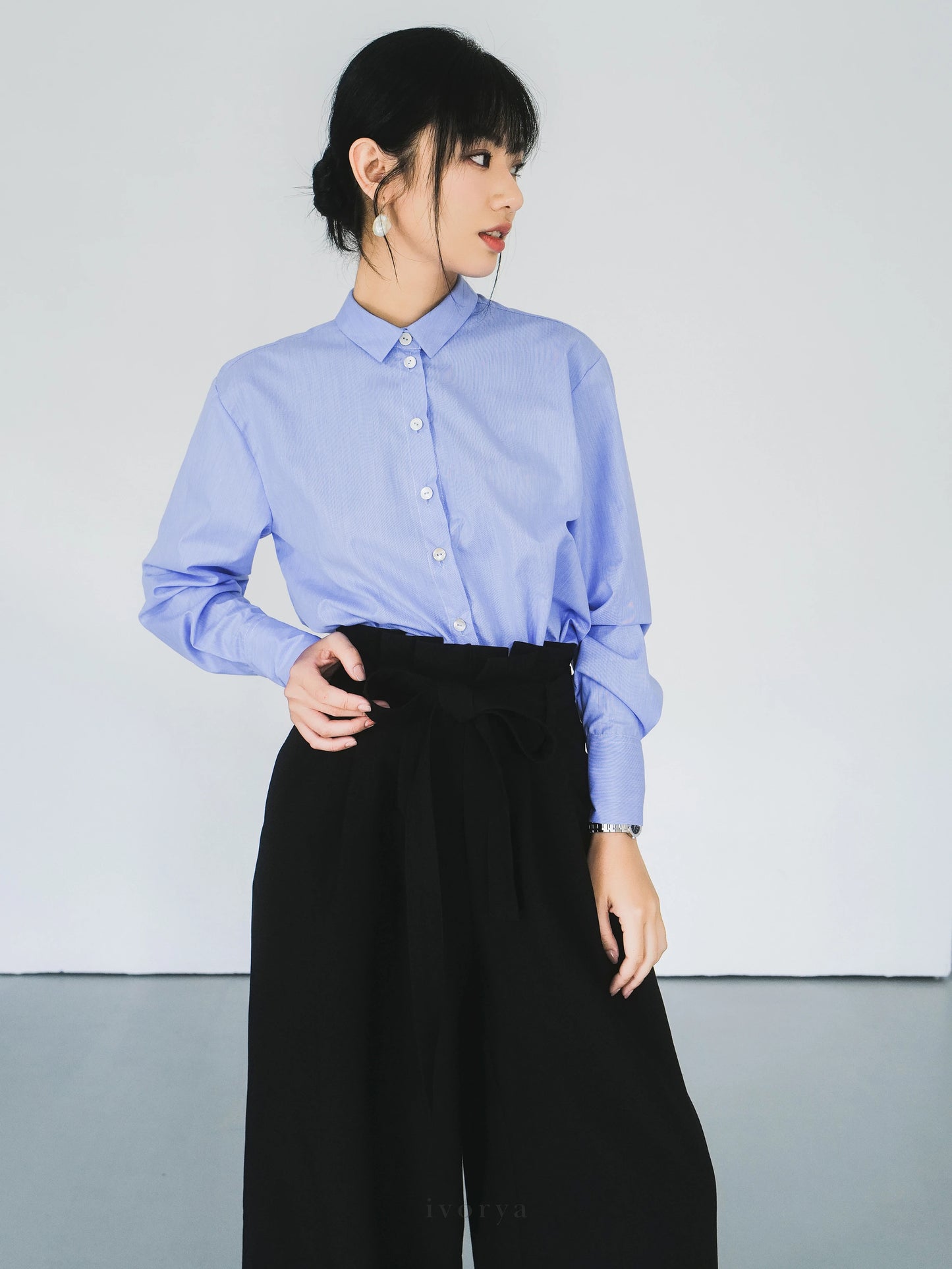 Áo sơ mi cơ bản màu xanh form rộng và tay dài - SH9982