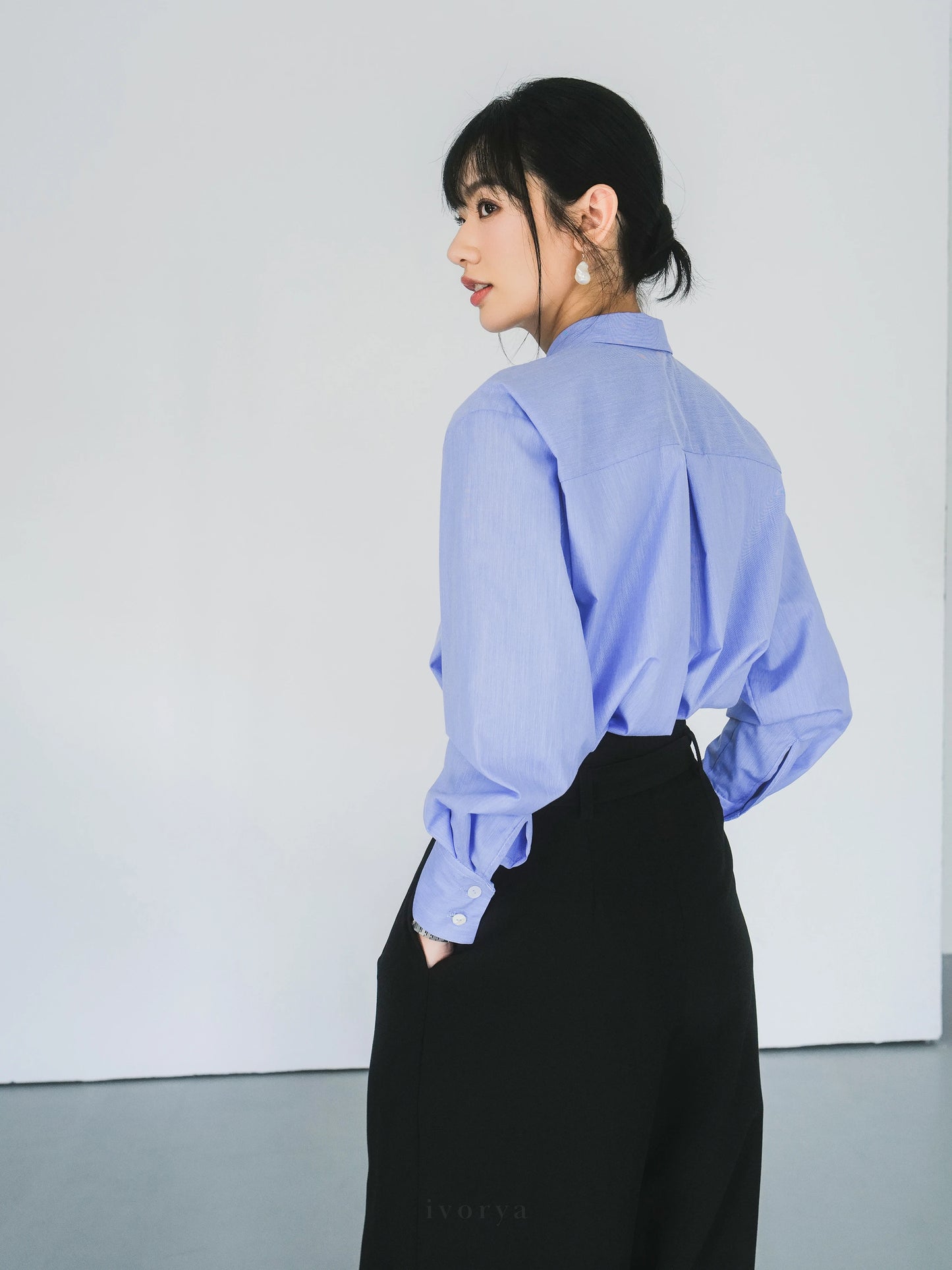 Áo sơ mi cơ bản màu xanh form rộng và tay dài - SH9982