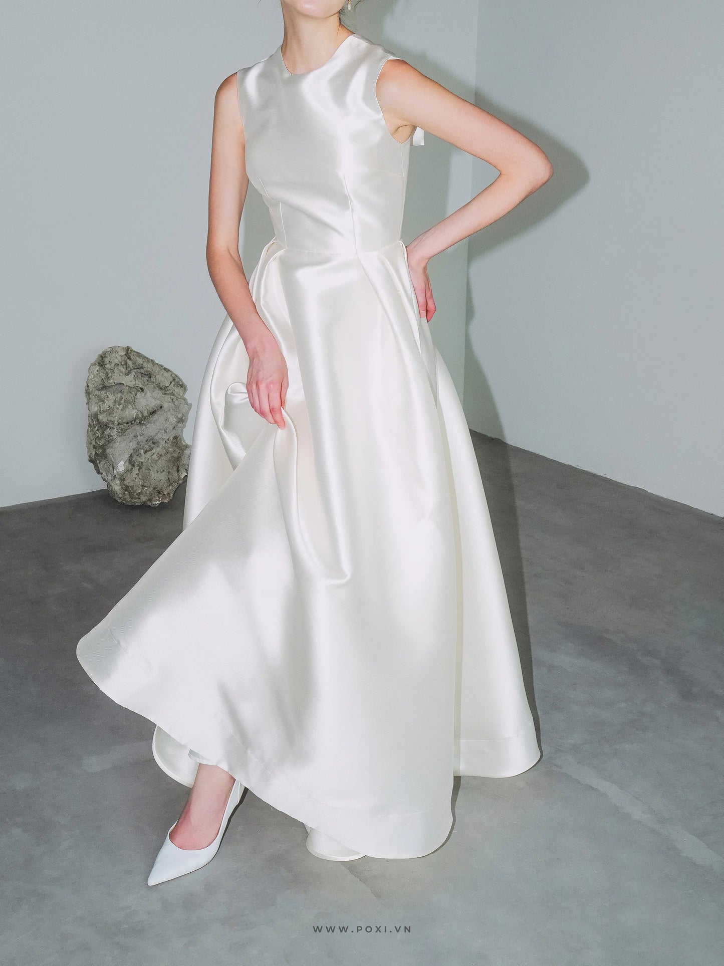 Đầm cổ tròn không tay cut-out lưng sau - D1910 Regular