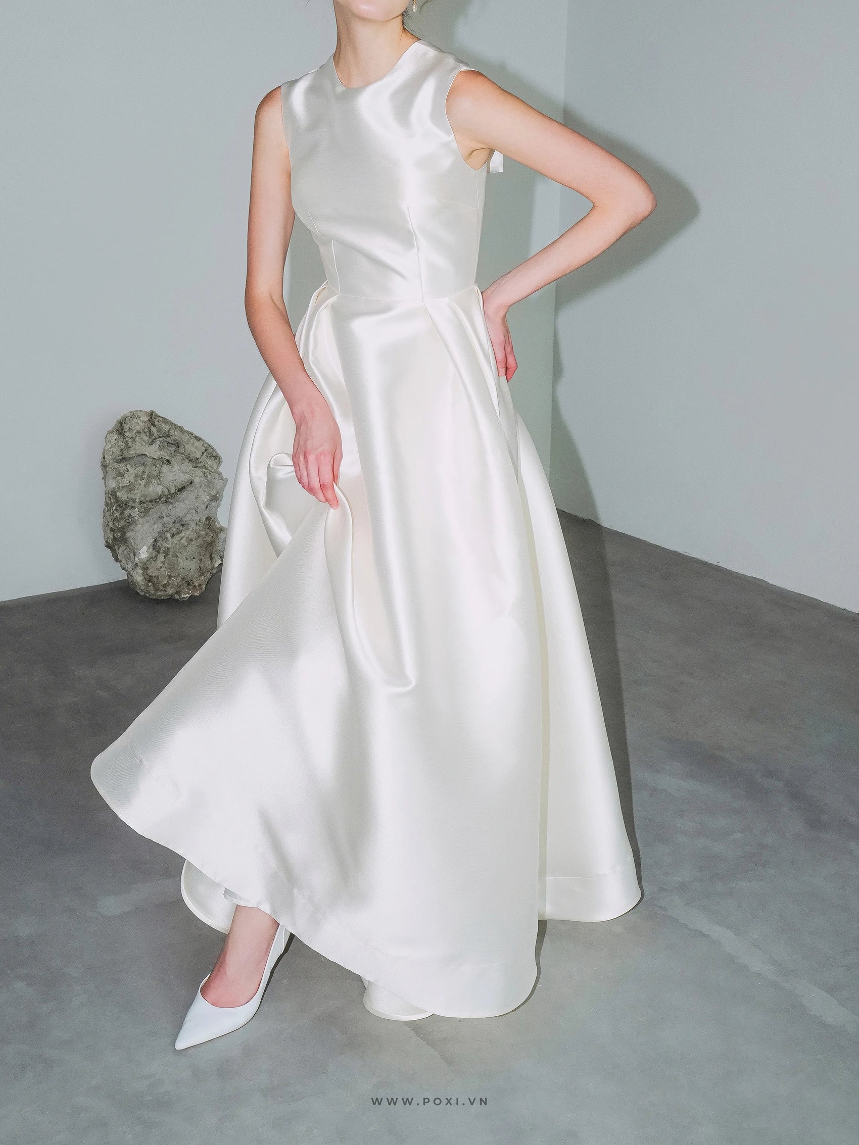 Đầm cổ tròn không tay cut-out lưng sau - D1910 Regular