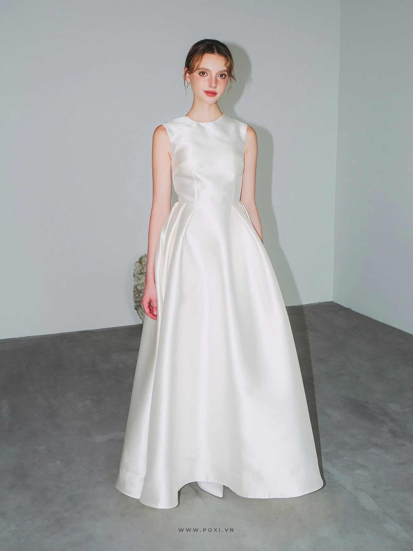 Đầm cổ tròn không tay cut-out lưng sau - D1910 Regular