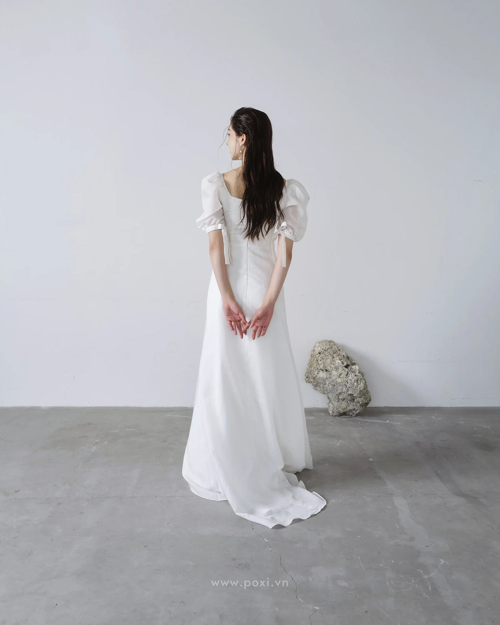 Uネックとパフスリーブの軽く刺繍された花柄のウェディングドレス - D1804