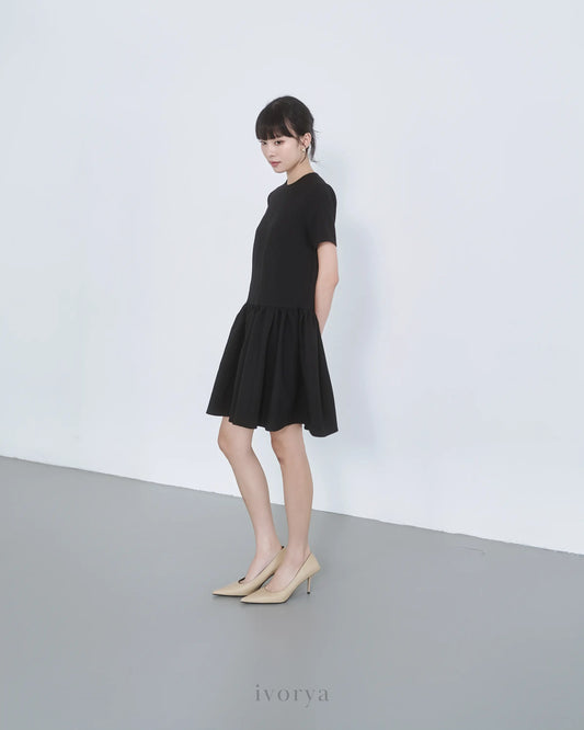 Đầm mini cổ tròn màu đen, tay ngắn và bèo lai nhún nhẹ - YD9861