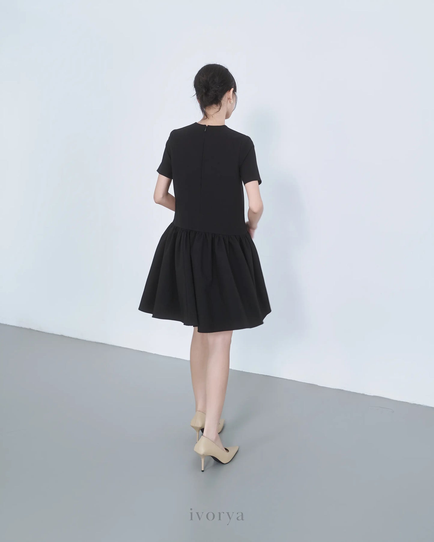 Đầm mini cổ tròn màu đen, tay ngắn và bèo lai nhún nhẹ - YD9861