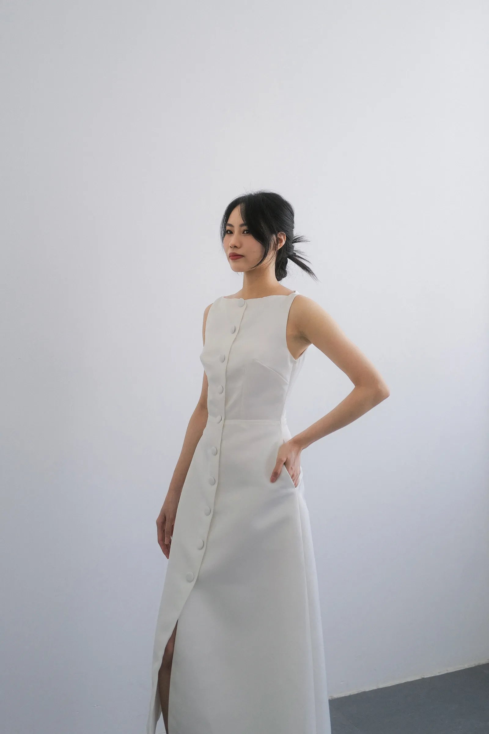 Đầm cổ thuyền không tay, dáng váy Aline đính nút to bản giữa trước - D2035