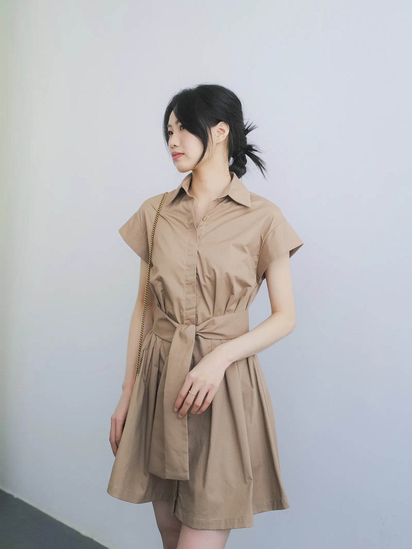 Đầm sơ mi nâu form rộng tay ngắn thanh lịch - YD9764