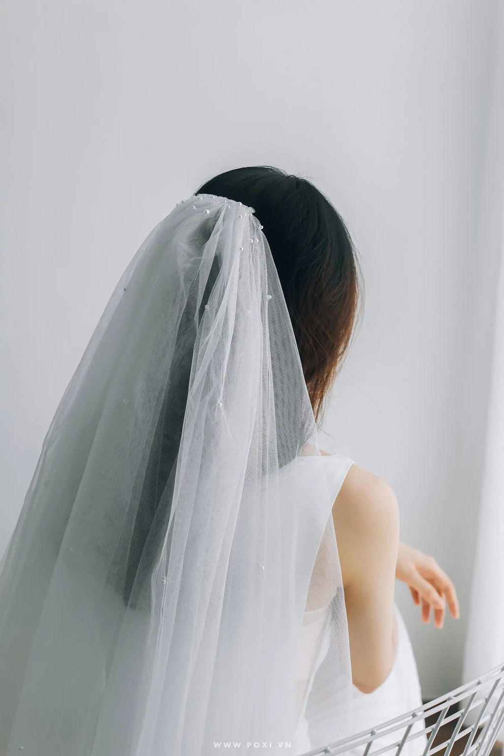 背中に大きなボタンが付いた若々しいミニプロムホワイトドレス - D1671B