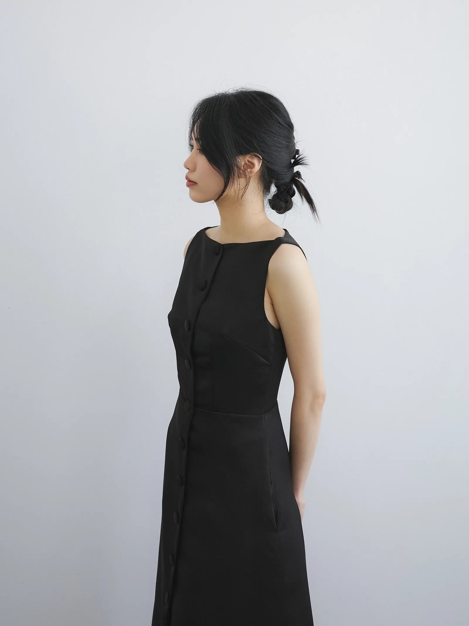 Đầm cổ thuyền không tay, dáng váy Aline đính nút to bản giữa trước - D2035B
