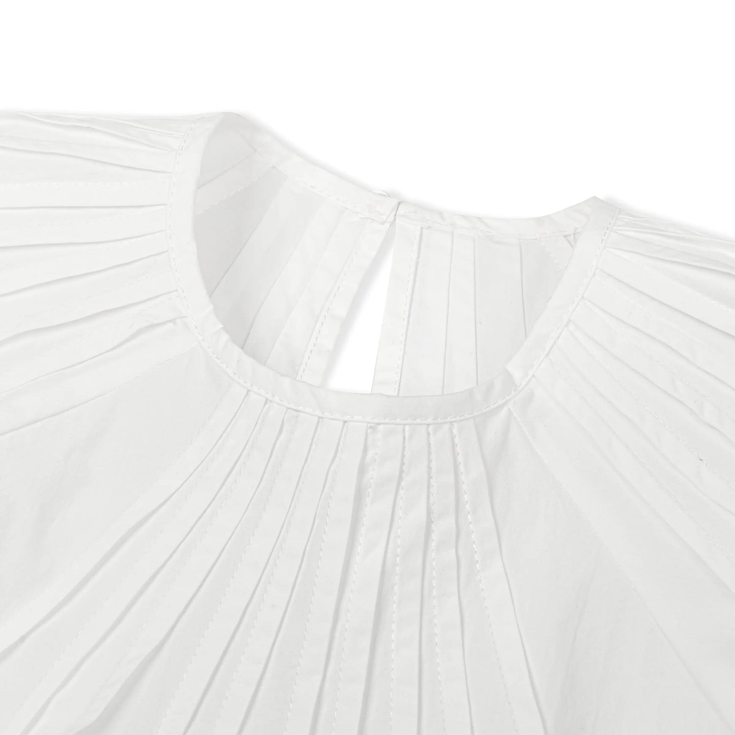 Áo nữ màu trắng, cổ tròn xếp ly và tay áo phồng - SH9932