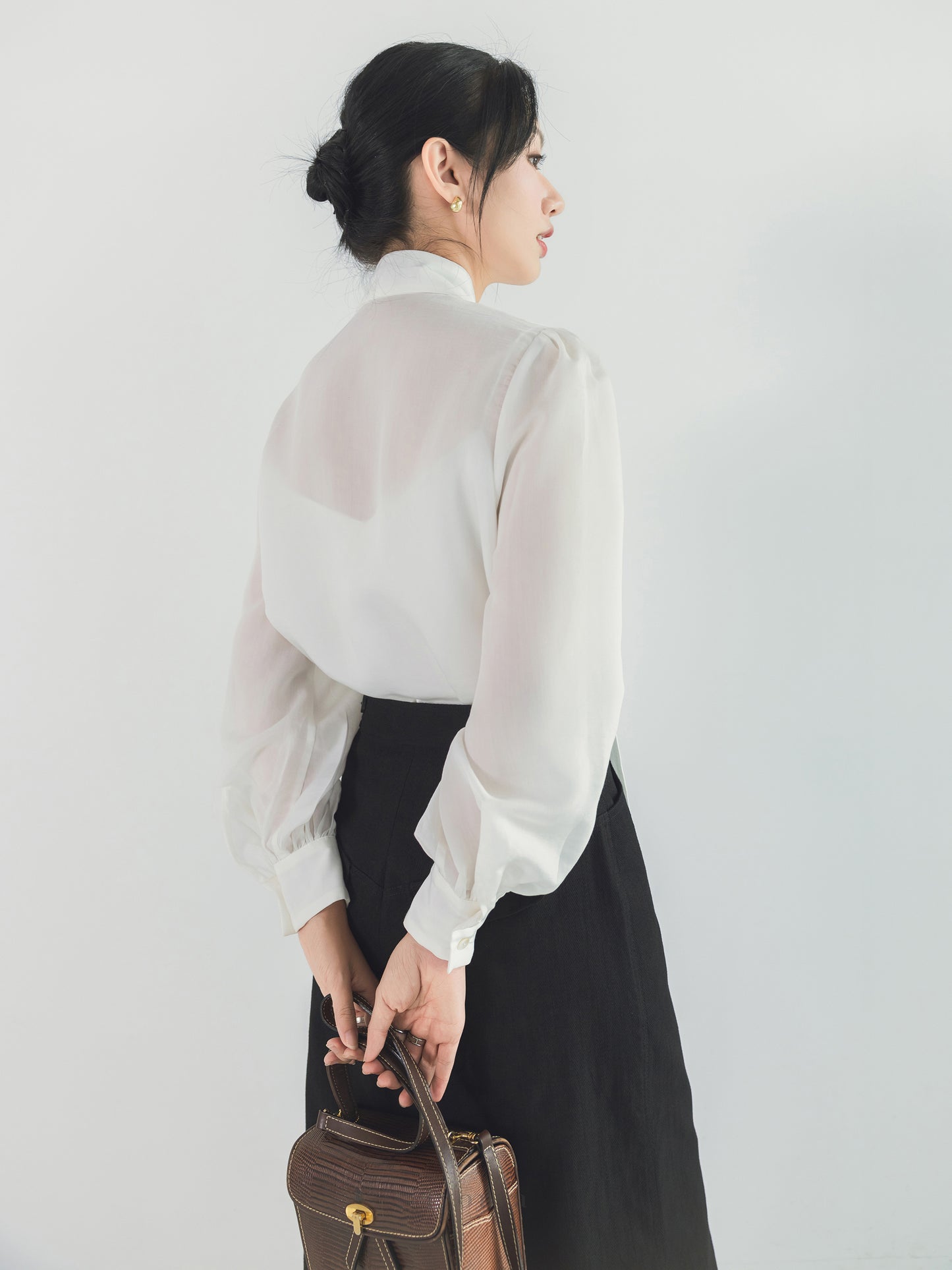 Áo sơ mi màu trắng chân cổ cao và tay dài - SH9949