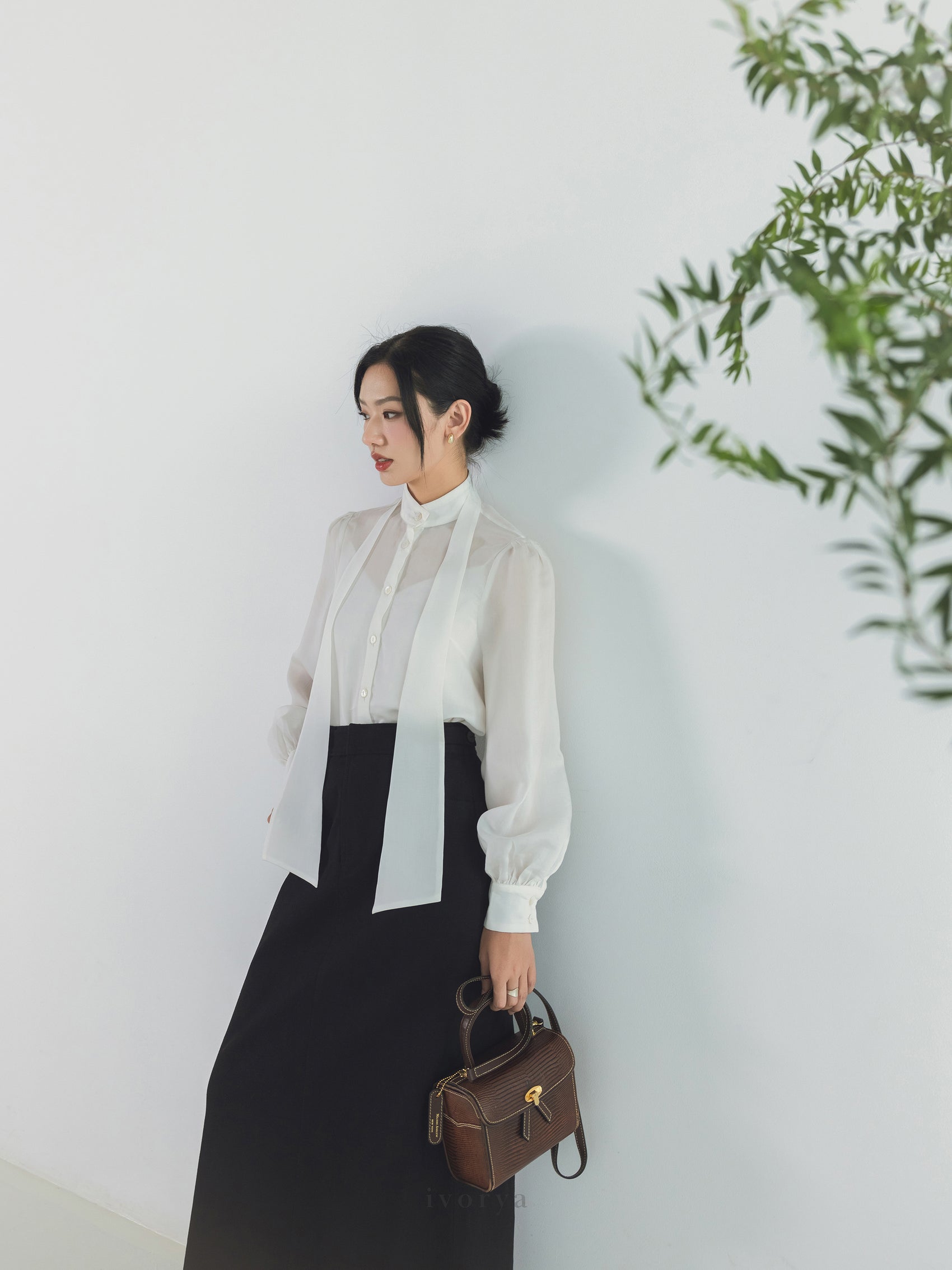 Áo sơ mi màu trắng chân cổ cao và tay dài - SH9949