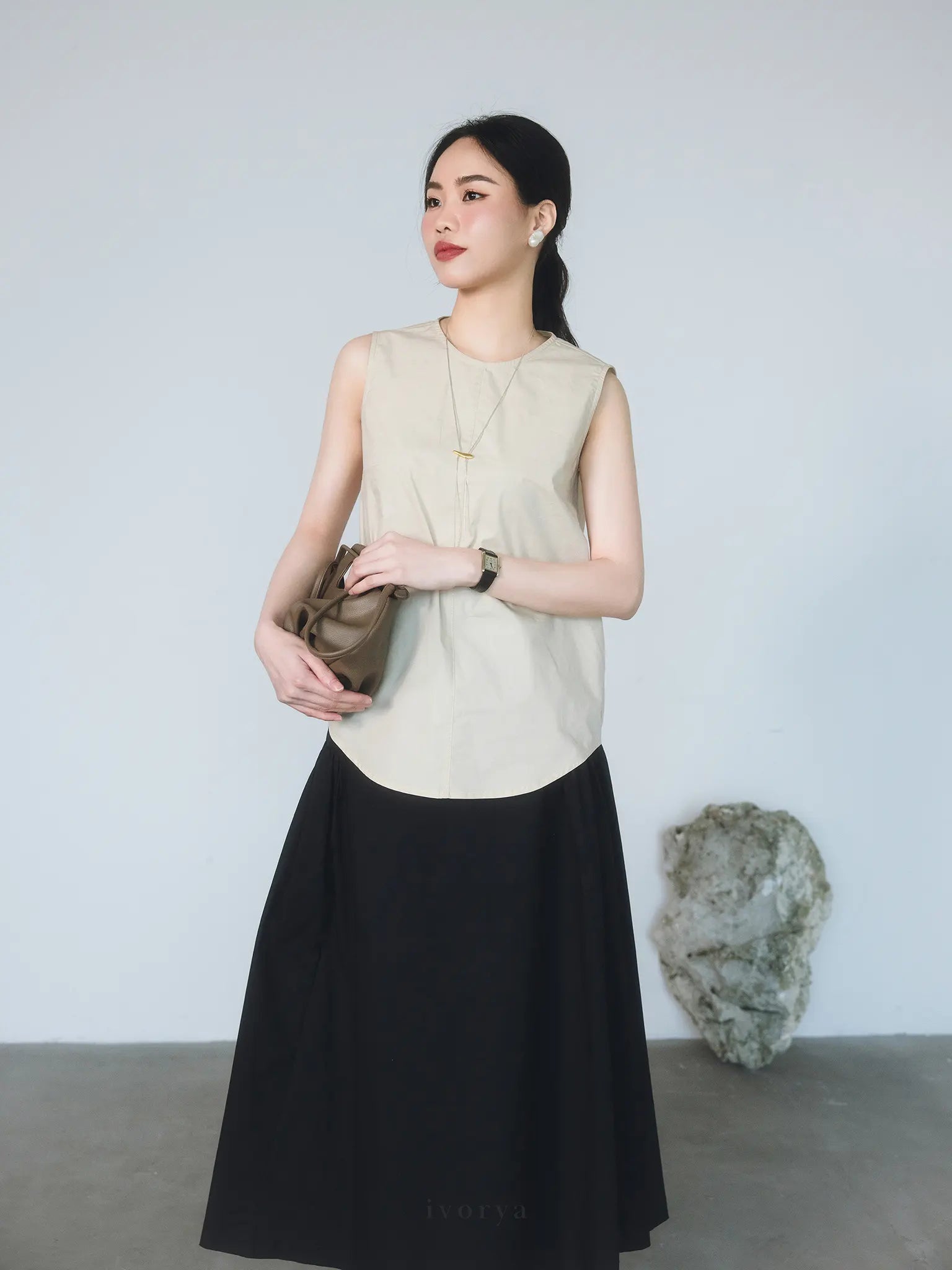 Áo nữ cơ bản màu be, cổ tròn và không tay - SH9955B