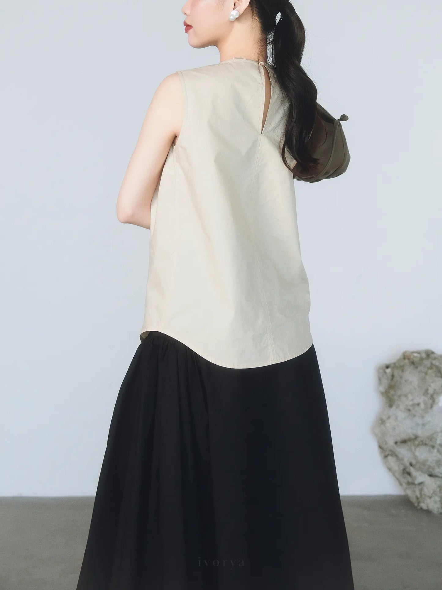 Áo nữ cơ bản màu be, cổ tròn và không tay - SH9955B