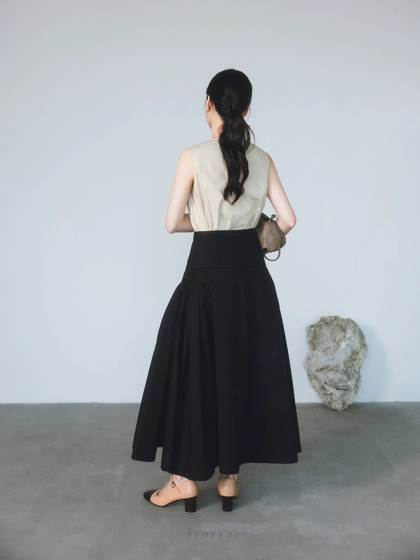 Áo nữ cơ bản màu be, cổ tròn và không tay - SH9955B