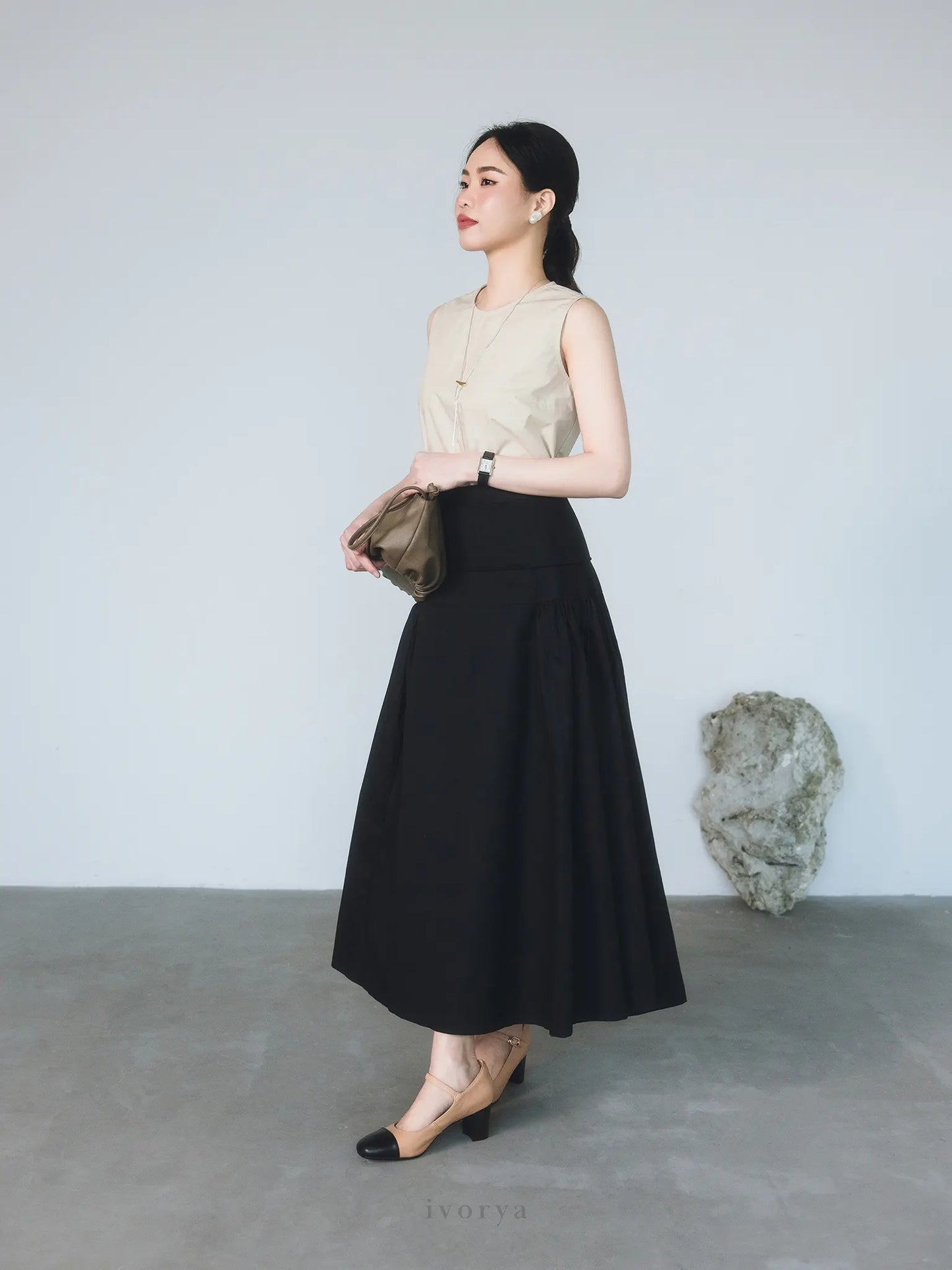 Áo nữ cơ bản màu be, cổ tròn và không tay - SH9955B