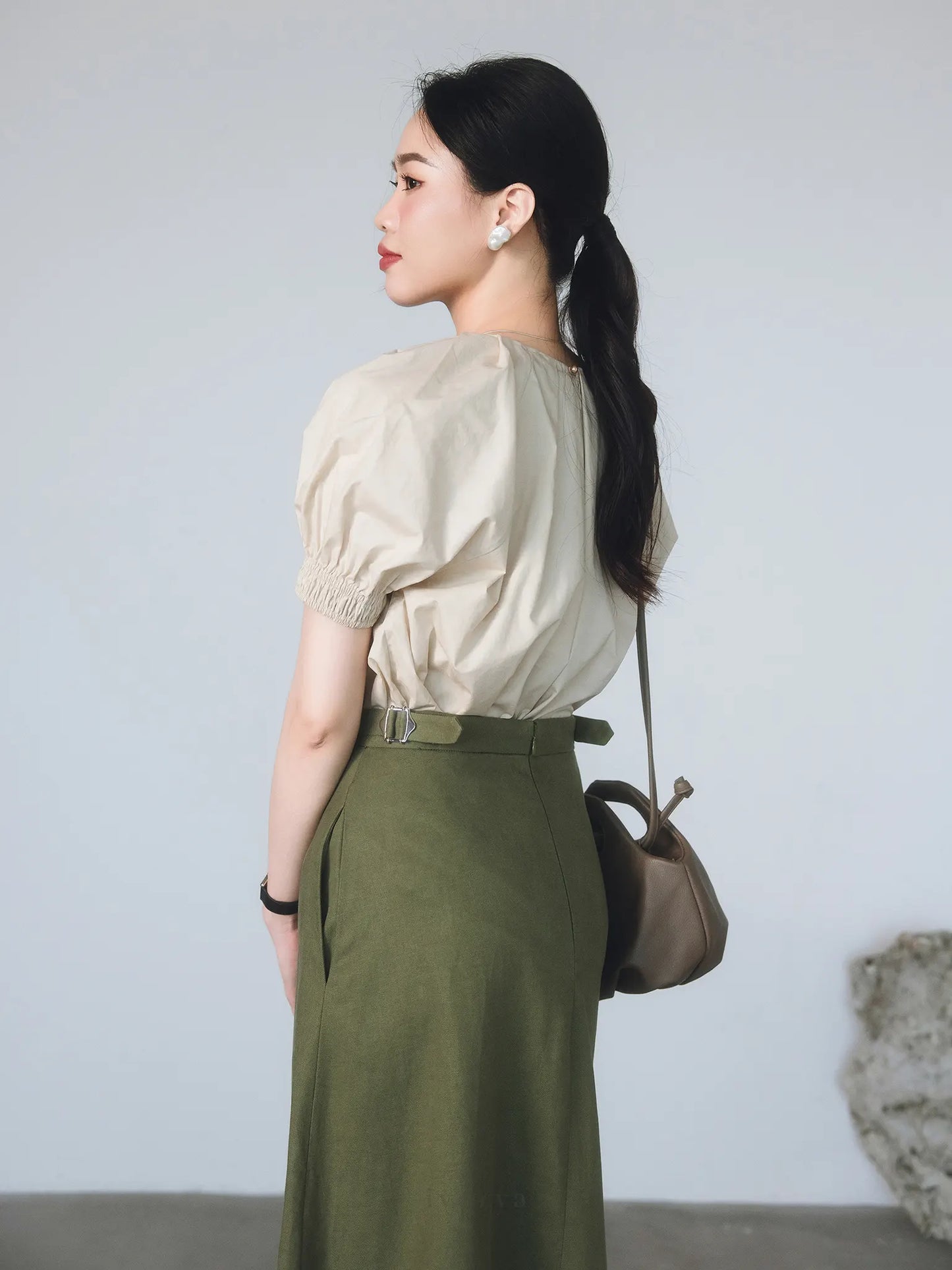 Áo kiểu nữ màu be, cổ tròn xếp ly và tay áo phồng có chun co giãn - SH9989B