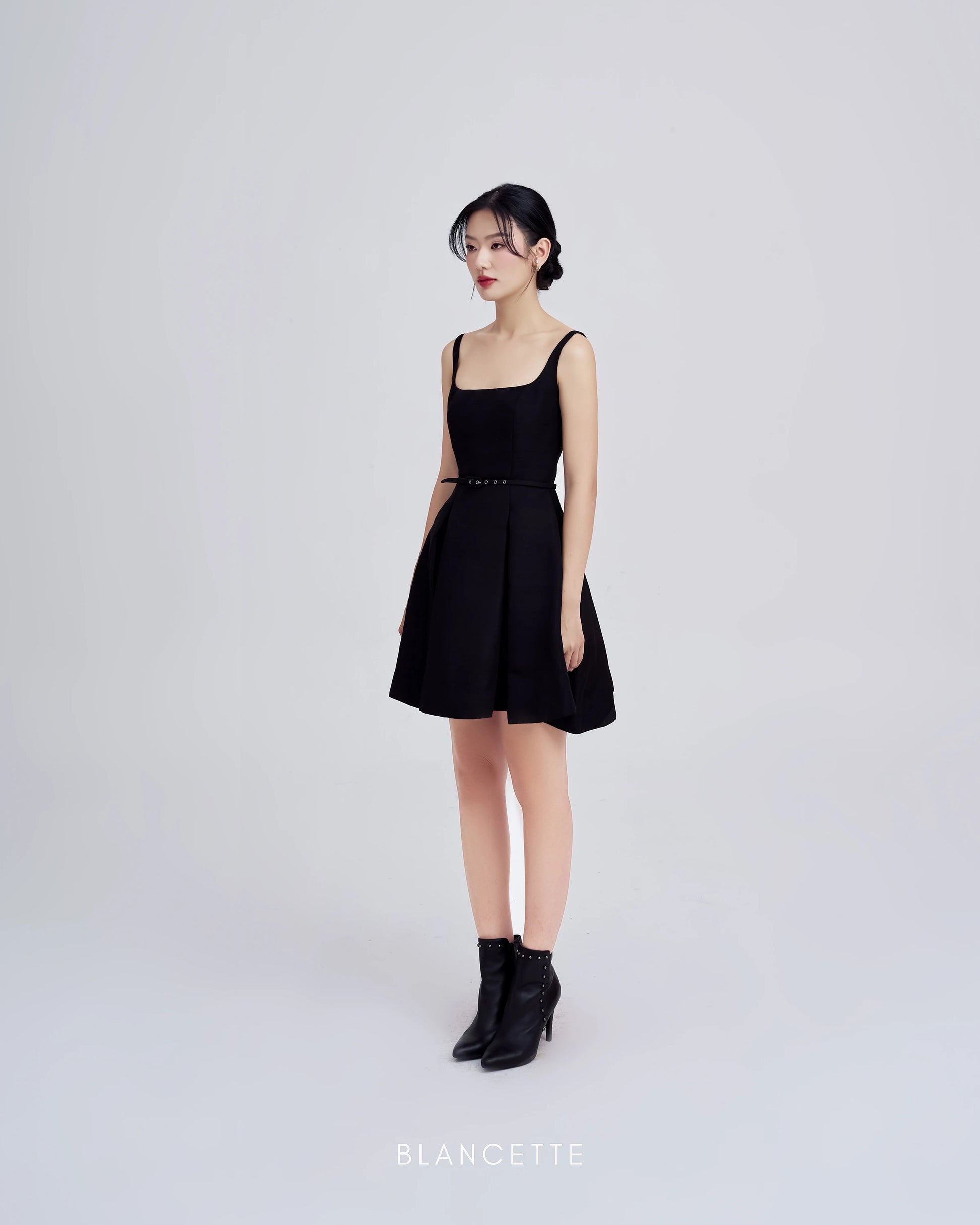 Đầm mini cổ vuông váy Aline xếp ly - D1958