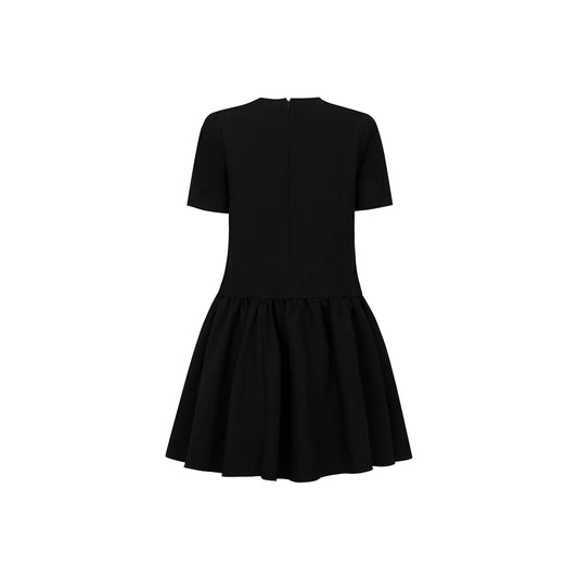 Đầm mini cổ tròn màu đen, tay ngắn và bèo lai nhún nhẹ - YD9861