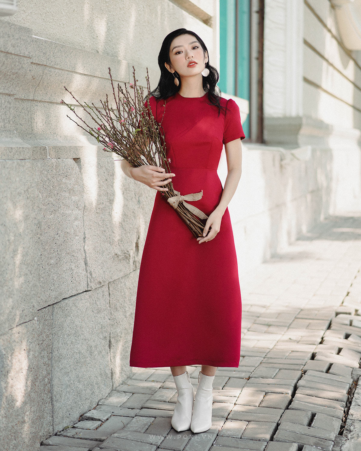 Đầm cổ tròn tay ngắn nhún nhẹ đầu vai, cài nút giữa lưng sau - D1500D