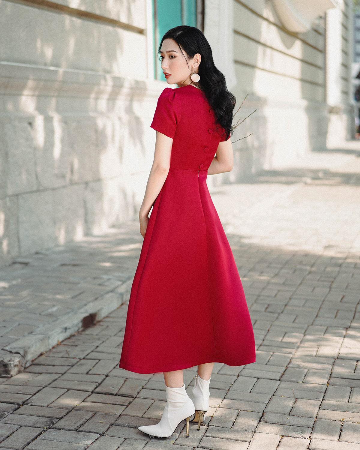 Đầm cổ tròn tay ngắn nhún nhẹ đầu vai, cài nút giữa lưng sau - D1500D