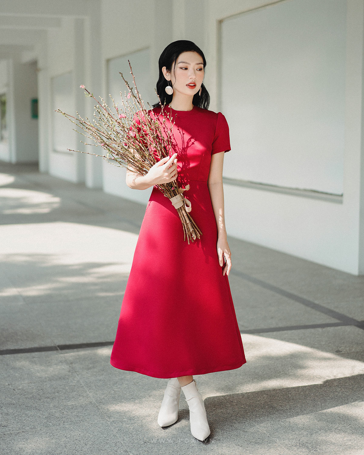 Đầm cổ tròn tay ngắn nhún nhẹ đầu vai, cài nút giữa lưng sau - D1500D