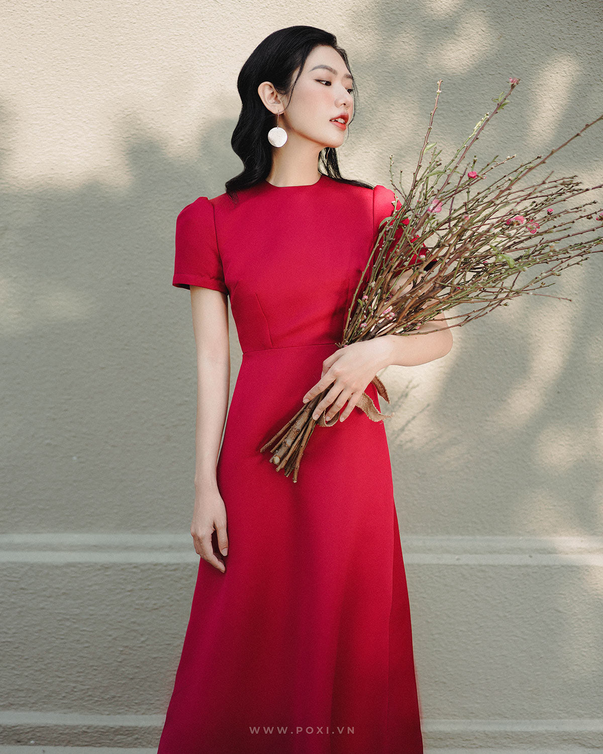 Đầm cổ tròn tay ngắn nhún nhẹ đầu vai, cài nút giữa lưng sau - D1500D