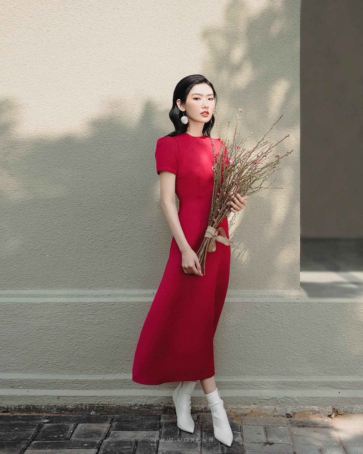Đầm cổ tròn tay ngắn nhún nhẹ đầu vai, cài nút giữa lưng sau - D1500D