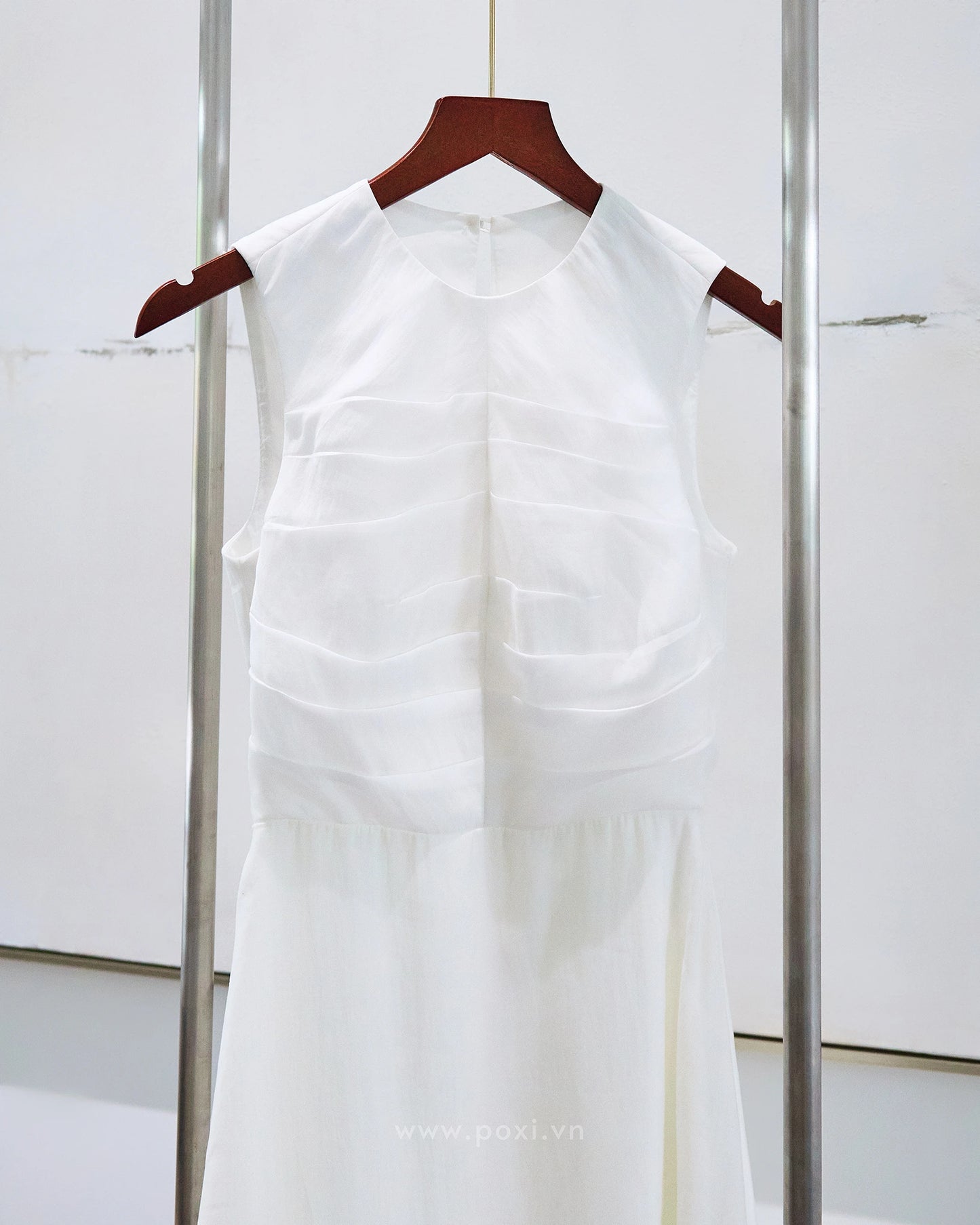 Đầm midi cổ tròn xếp ly thân trên, dáng váy Aline xòe nhẹ - D2006