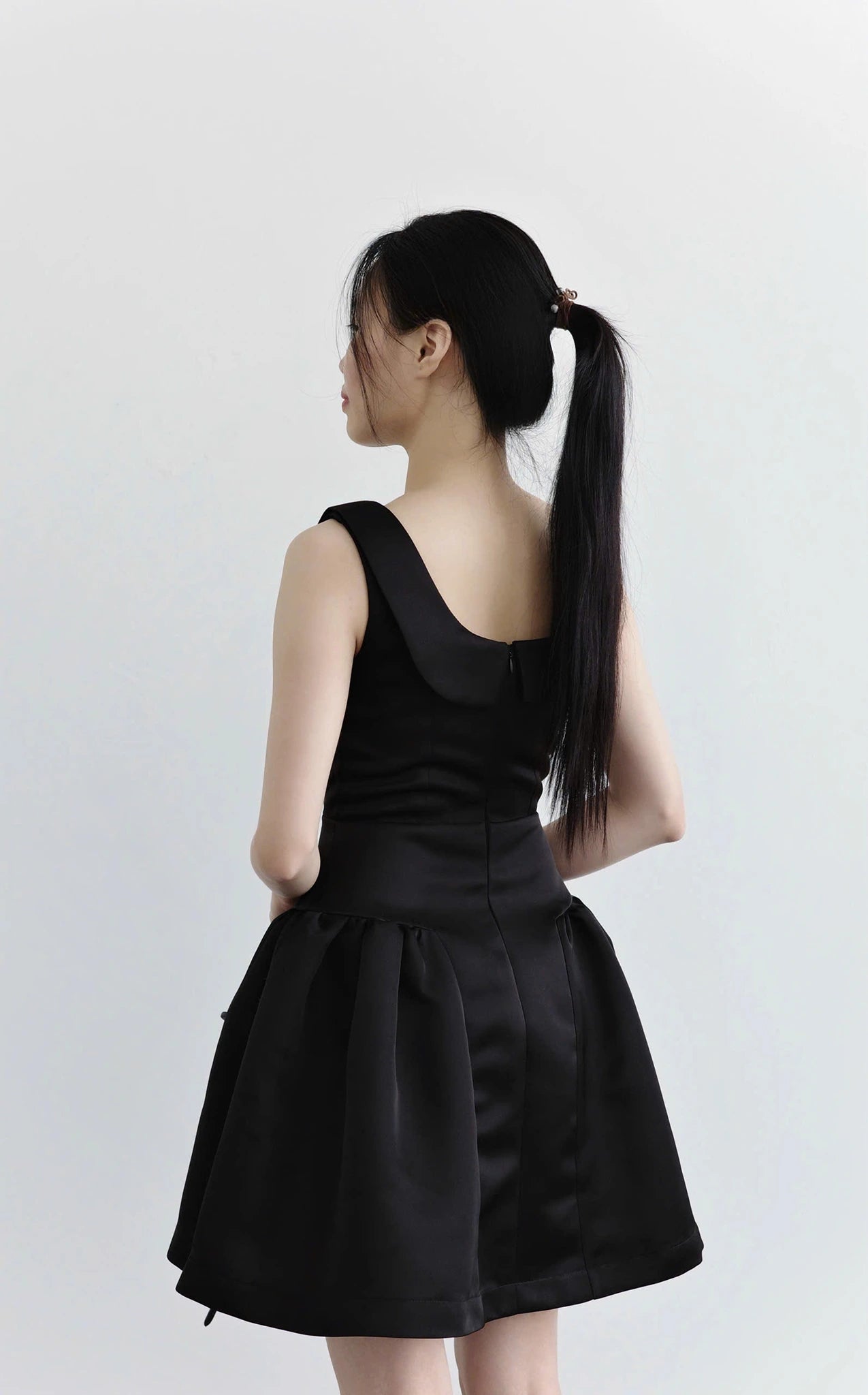 Đầm mini không tay cổ tròn rộng, dáng váy xòe phồng cách điệu - D2014