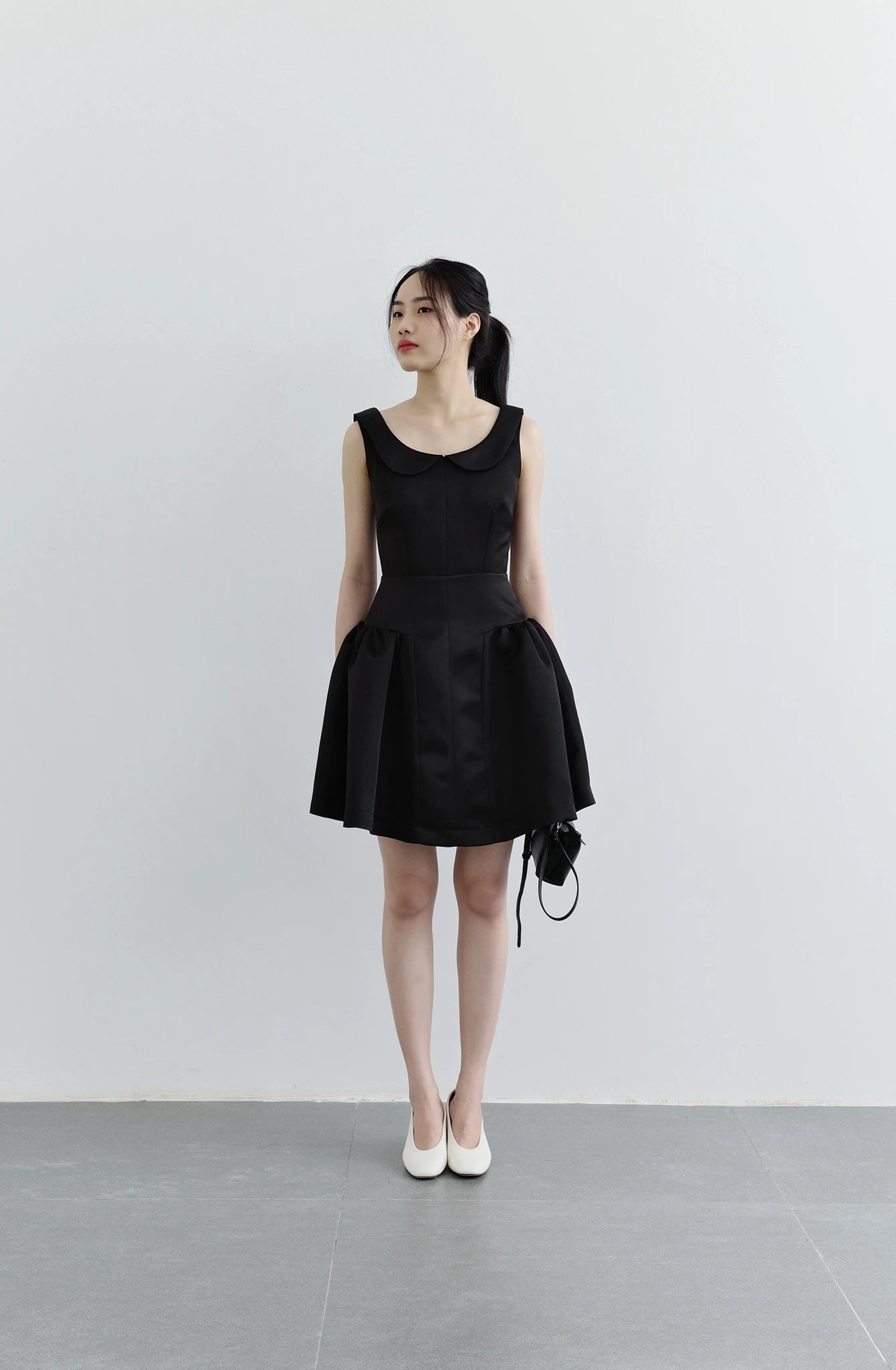 Đầm mini không tay cổ tròn rộng, dáng váy xòe phồng cách điệu - D2014