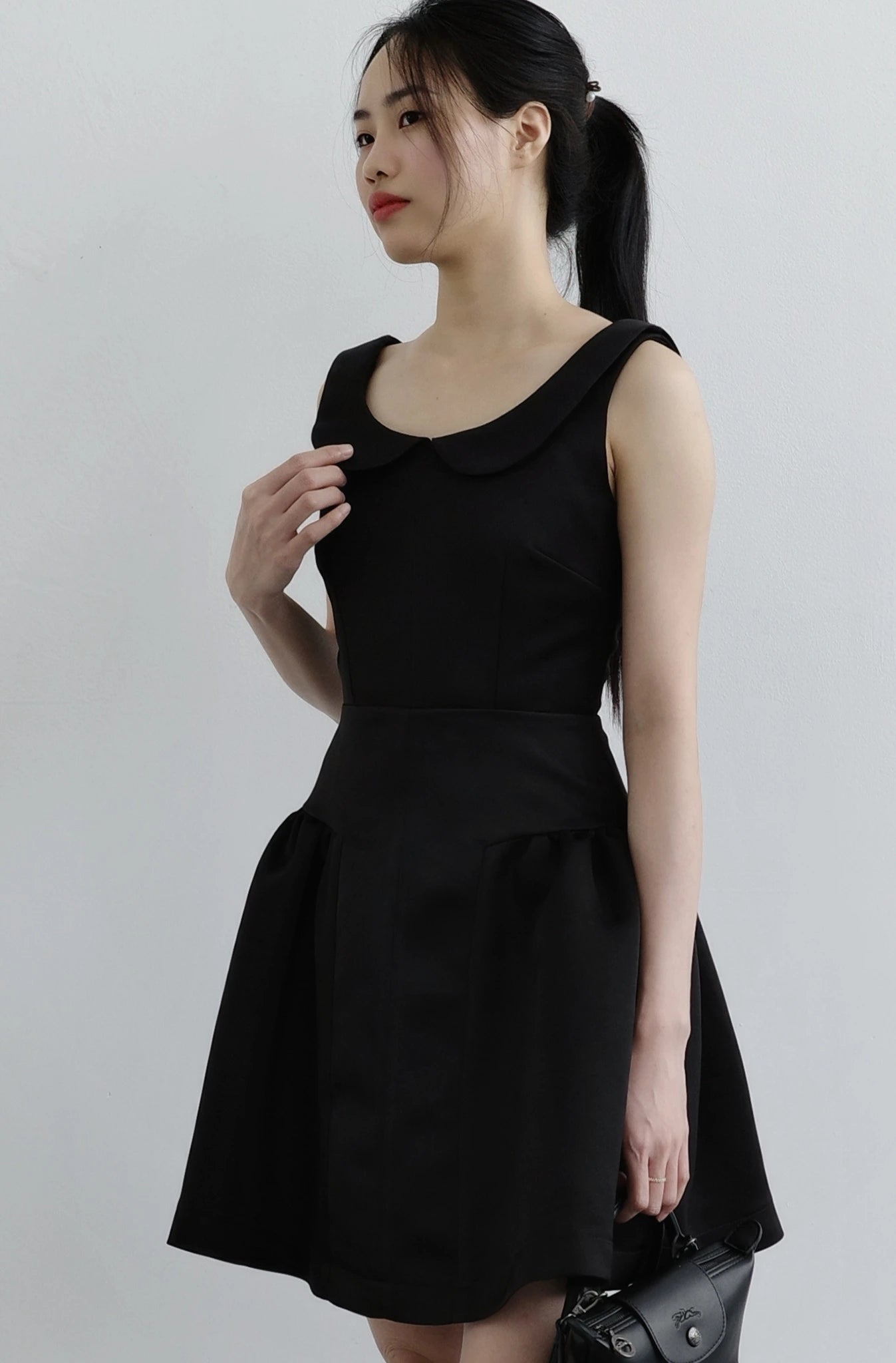 Đầm mini không tay cổ tròn rộng, dáng váy xòe phồng cách điệu - D2014