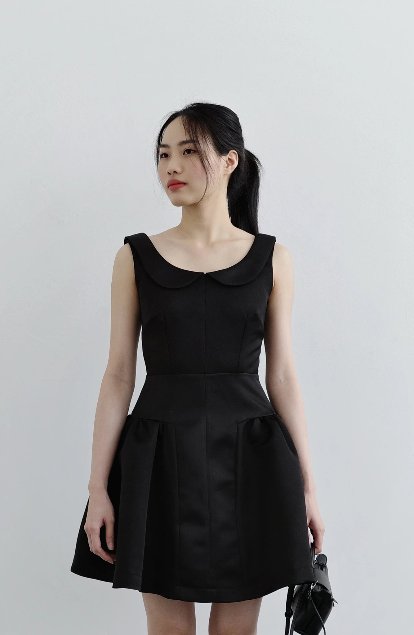 Đầm mini không tay cổ tròn rộng, dáng váy xòe phồng cách điệu - D2014