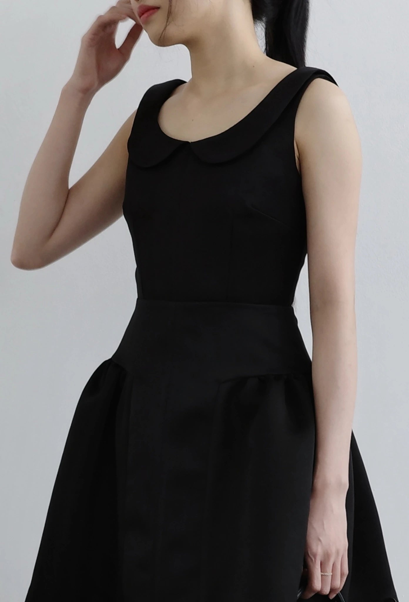 Đầm mini không tay cổ tròn rộng, dáng váy xòe phồng cách điệu - D2014