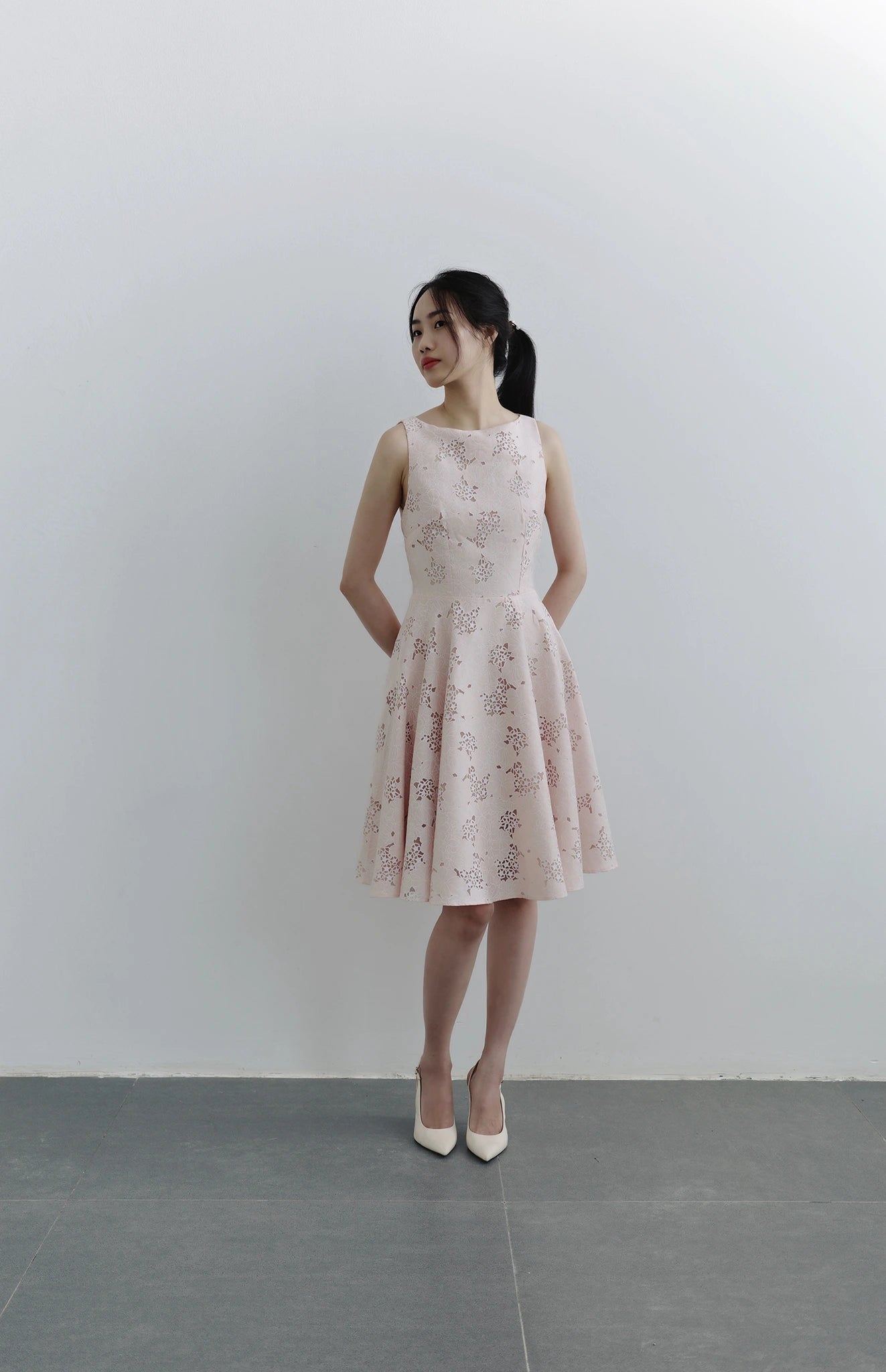 Đầm cổ thuyền không tay, dáng váy xòe nhẹ nhàng - D2023