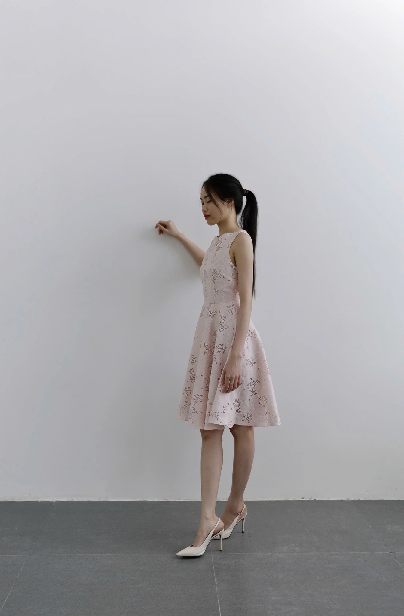 Đầm cổ thuyền không tay, dáng váy xòe nhẹ nhàng - D2023