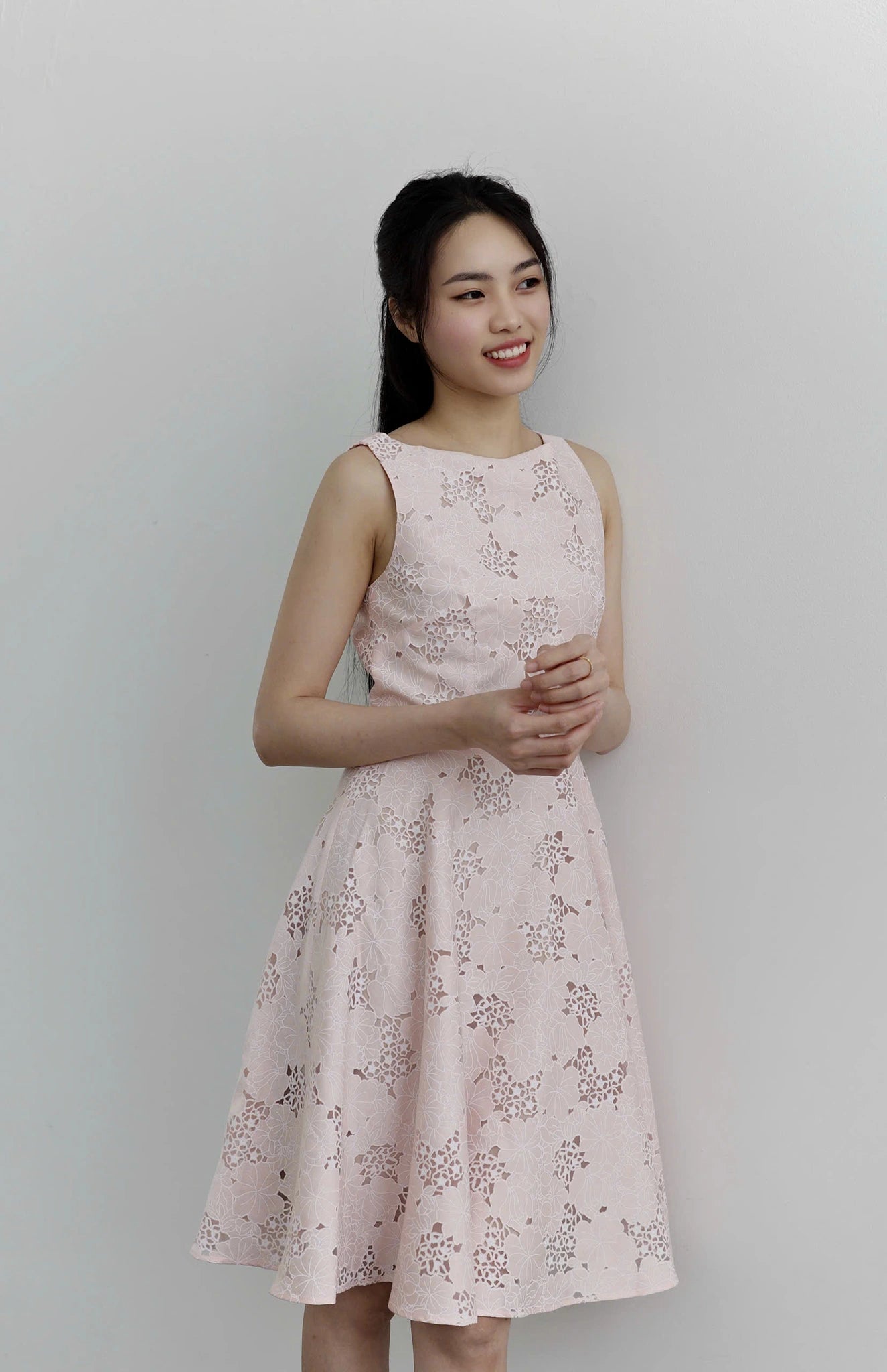 Đầm cổ thuyền không tay, dáng váy xòe nhẹ nhàng - D2023