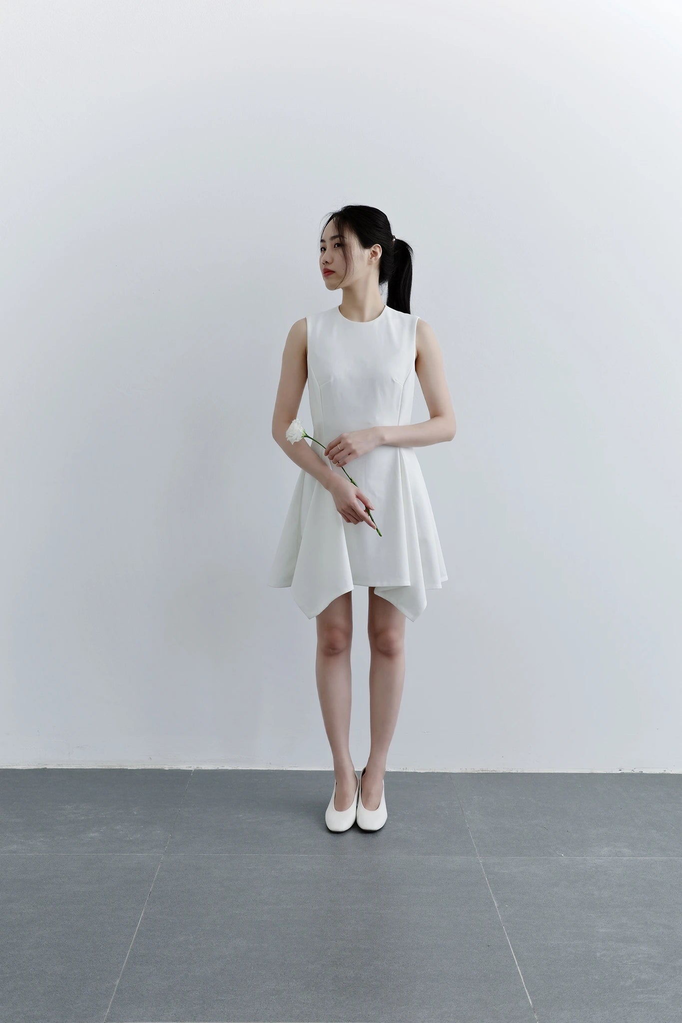 Đầm mini không tay cổ tròn, dáng váy xòe bất đối xứng - D2031