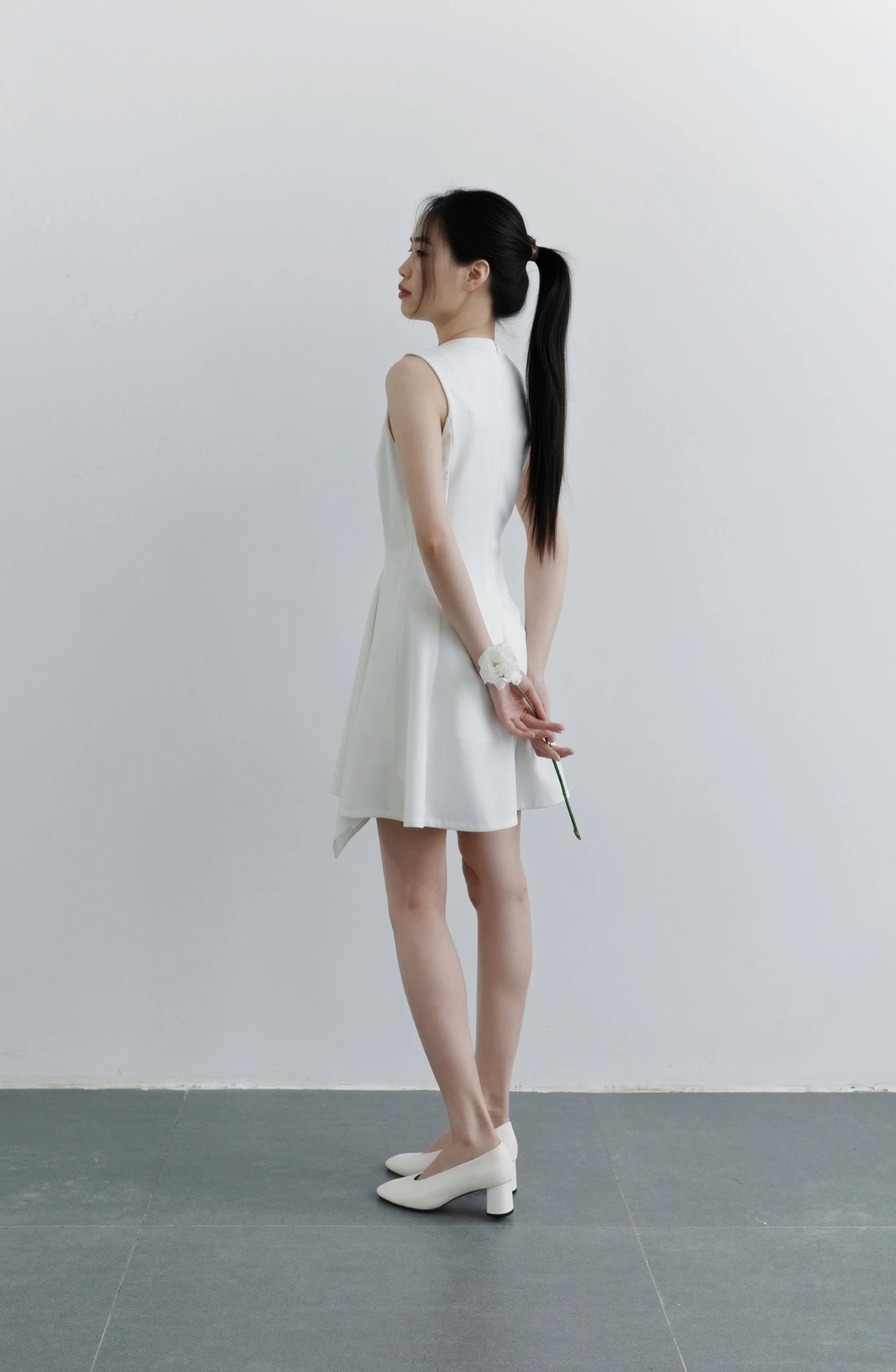 Đầm mini không tay cổ tròn, dáng váy xòe bất đối xứng - D2031