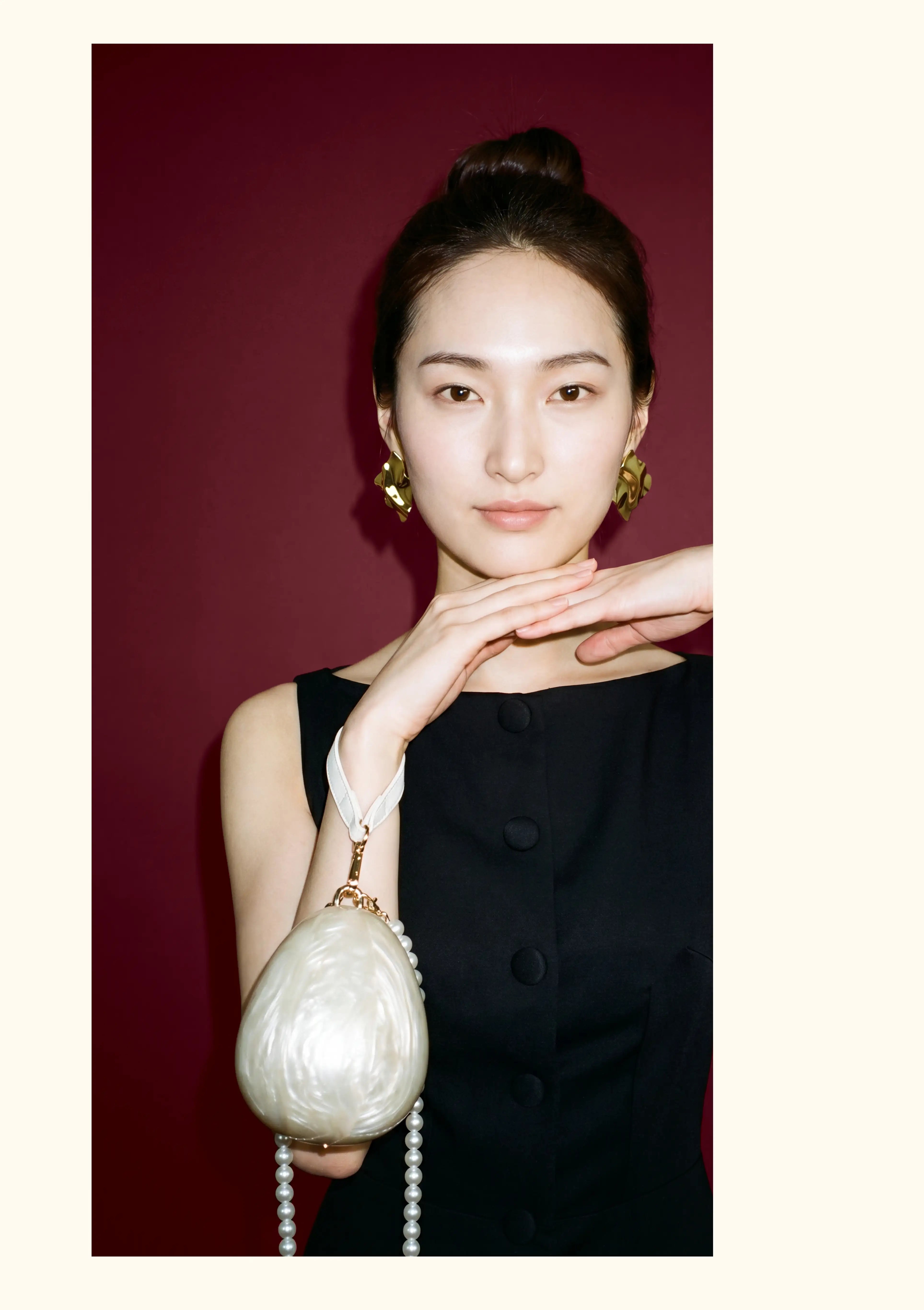 Đầm cổ thuyền không tay, dáng váy Aline đính nút to bản giữa trước - D2035B